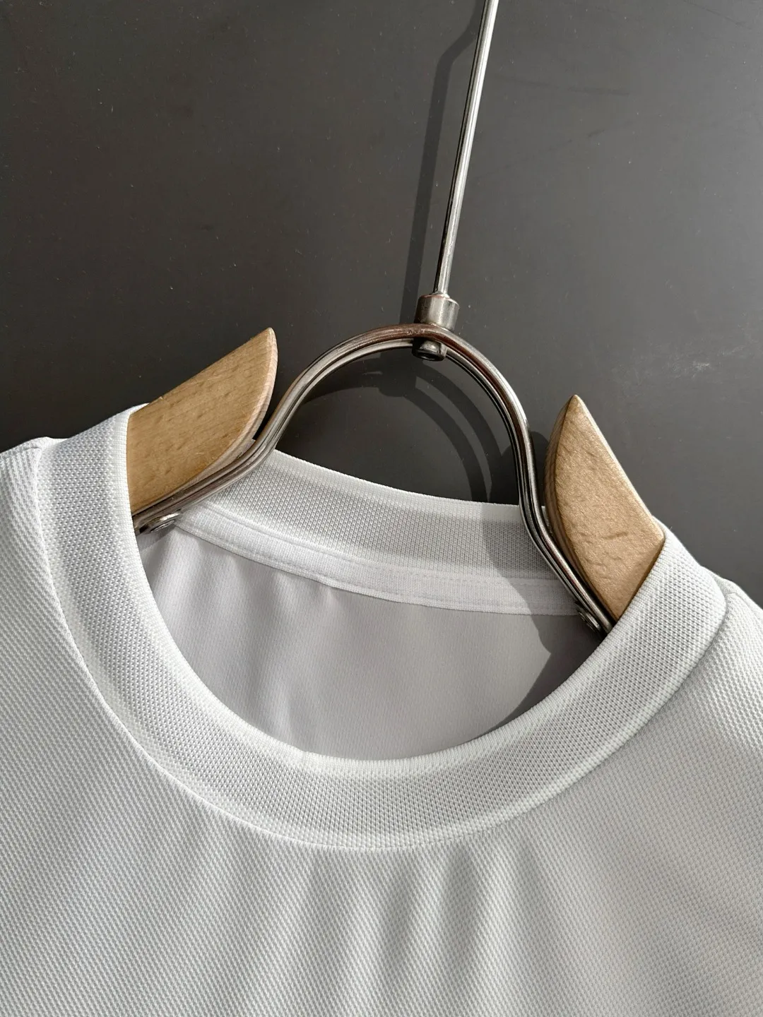 🅿️330 shipped the next day. High version of DIOR/Dior 25ss spring and summer new high-end T-shirt. Made with machines imported from Italy. It is truly the most luxurious and high-quality model that you can wear with your eyes closed. It is combed and heavyweight. The high-strength and high-weight fabric feels substantial when weighed. The upper body is more textured than ordinary T-shirts and is not easy to deform. This texture can cope with the weather. It absorbs sweat and is breathable, suitable for both hot and cold! Perfectly produced with reference to the original stitch and stitch! The loose fit design is super noble. Custom-woven signature ribbed collar, cuffs, and hem. Really rare and rare goods Size: M-XXXL