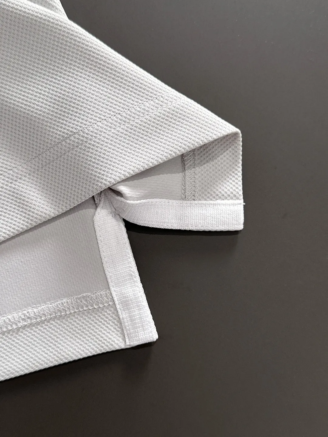 🅿️330 shipped the next day. High version of DIOR/Dior 25ss spring and summer new high-end T-shirt. Made with machines imported from Italy. It is truly the most luxurious and high-quality model that you can wear with your eyes closed. It is combed and heavyweight. The high-strength and high-weight fabric feels substantial when weighed. The upper body is more textured than ordinary T-shirts and is not easy to deform. This texture can cope with the weather. It absorbs sweat and is breathable, suitable for both hot and cold! Perfectly produced with reference to the original stitch and stitch! The loose fit design is super noble. Custom-woven signature ribbed collar, cuffs, and hem. Really rare and rare goods Size: M-XXXL