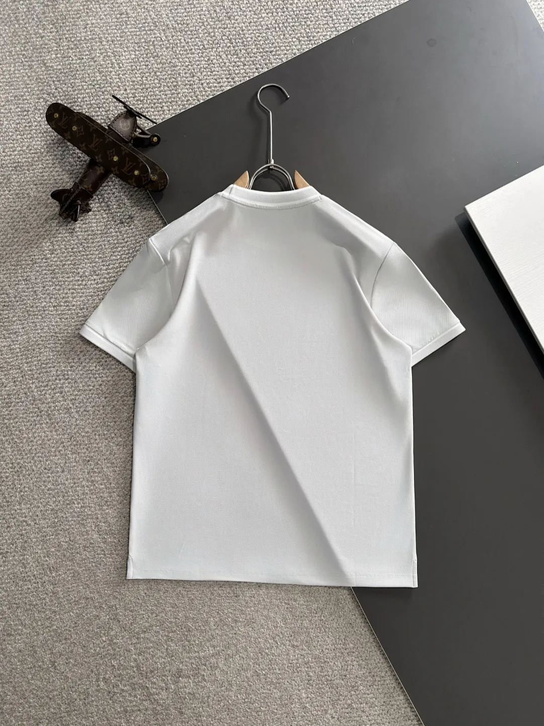 🅿️330 shipped the next day. High version of DIOR/Dior 25ss spring and summer new high-end T-shirt. Made with machines imported from Italy. It is truly the most luxurious and high-quality model that you can wear with your eyes closed. It is combed and heavyweight. The high-strength and high-weight fabric feels substantial when weighed. The upper body is more textured than ordinary T-shirts and is not easy to deform. This texture can cope with the weather. It absorbs sweat and is breathable, suitable for both hot and cold! Perfectly produced with reference to the original stitch and stitch! The loose fit design is super noble. Custom-woven signature ribbed collar, cuffs, and hem. Really rare and rare goods Size: M-XXXL