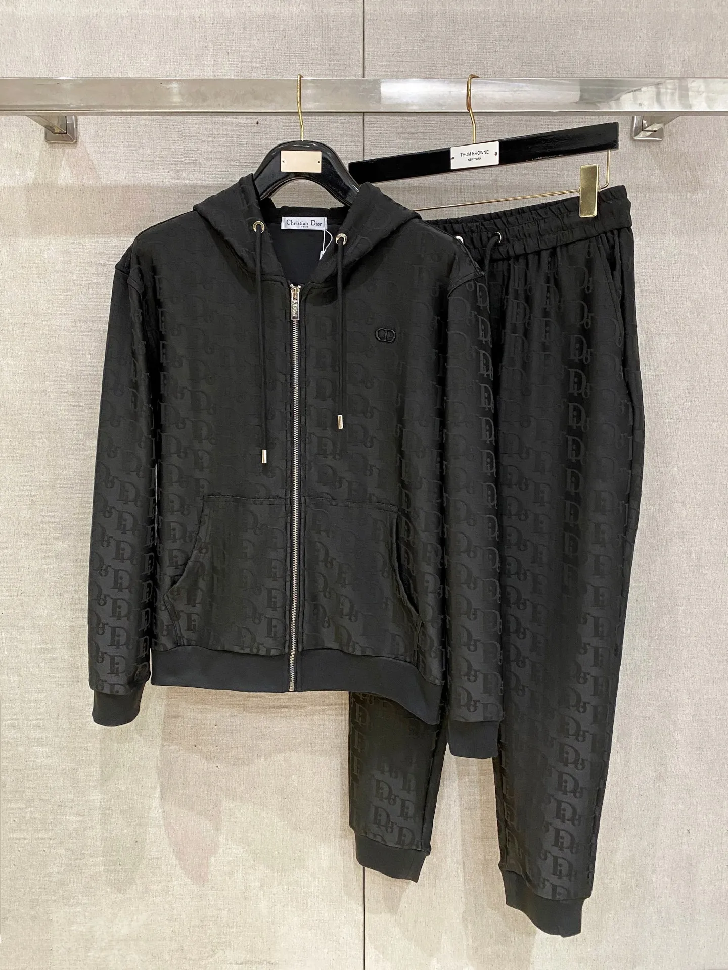 🅿️720 Dior hot-selling suit is coming. Focus on the original version of the official website. 2025 new hot-selling cardigan suit. The original order is the best. 🇭🇰The meticulous work of top designers. It has a fitting and perfect upper body effect. All-natural high-quality Tencel Roman cotton 100%, close-fitting comfort, noble and elegant! Original hardware embodies elegance and nobility! Counter size: M-3XL (maximum wear up to 190 pounds)