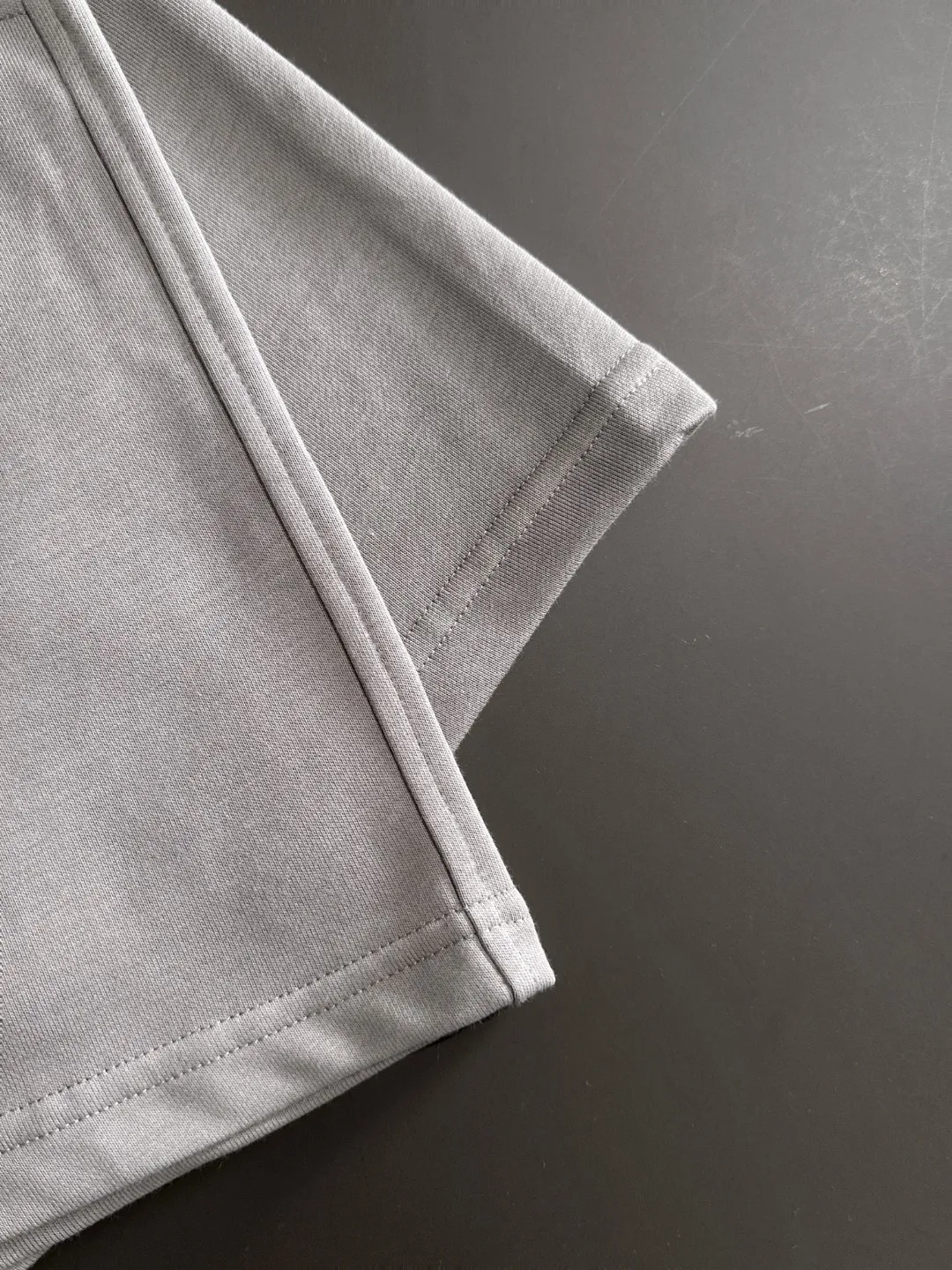 🅿️330 shipped next day, high quality DIOR/Dior 2025 spring and summer new casual solid color loose shorts with elastic band, two needle stitches at the hem of the trousers, fine and firm stitching, custom-made fabrics at the counter with high breathability and comfort, impeccable details, brand element design concept, reflecting high quality. It feels delicate and soft! It presents a casual cut and the upper body shape is great! Size: S-XXL
