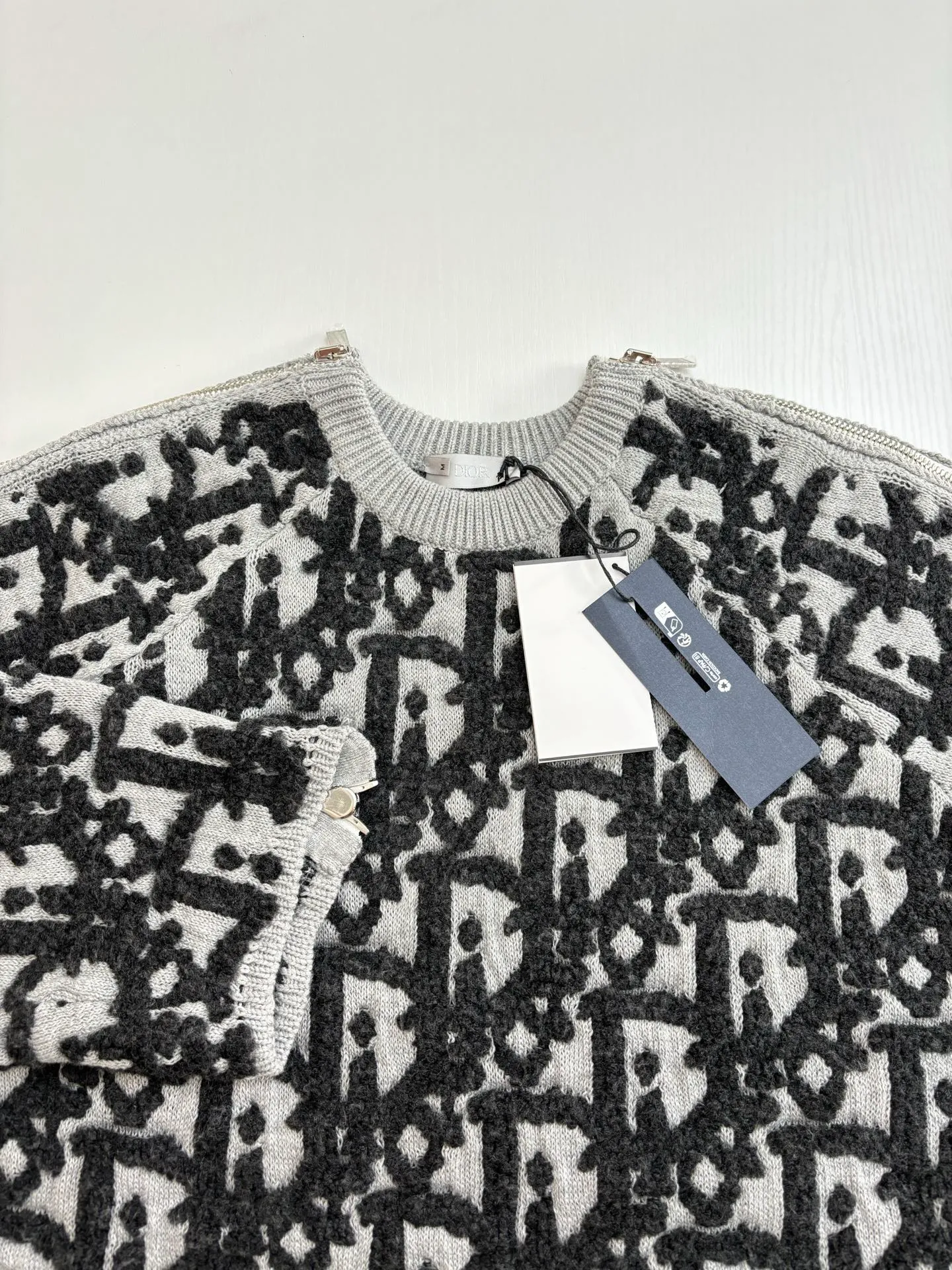 🅿️750 Dio*/Dior 25 new style full-print contrasting jacquard knitted pullover sweater. It takes less than half a year to customize the yarn. Not everyone has the patience and energy to develop it. There is absolutely no one in the market that matches the version. Using air layer transfer stitching and towel loop stitching, raglan sleeve technology, it takes 5 hours to make one piece The scrap rate is high, no matter how expensive the yarn is, it has to be scrapped directly. The process is too complicated and time-consuming and labor-intensive. It is only now shipped. There is no bragging. No filter and no retouching are taken to visually show the details to everyone. Size: S/M/L/XL