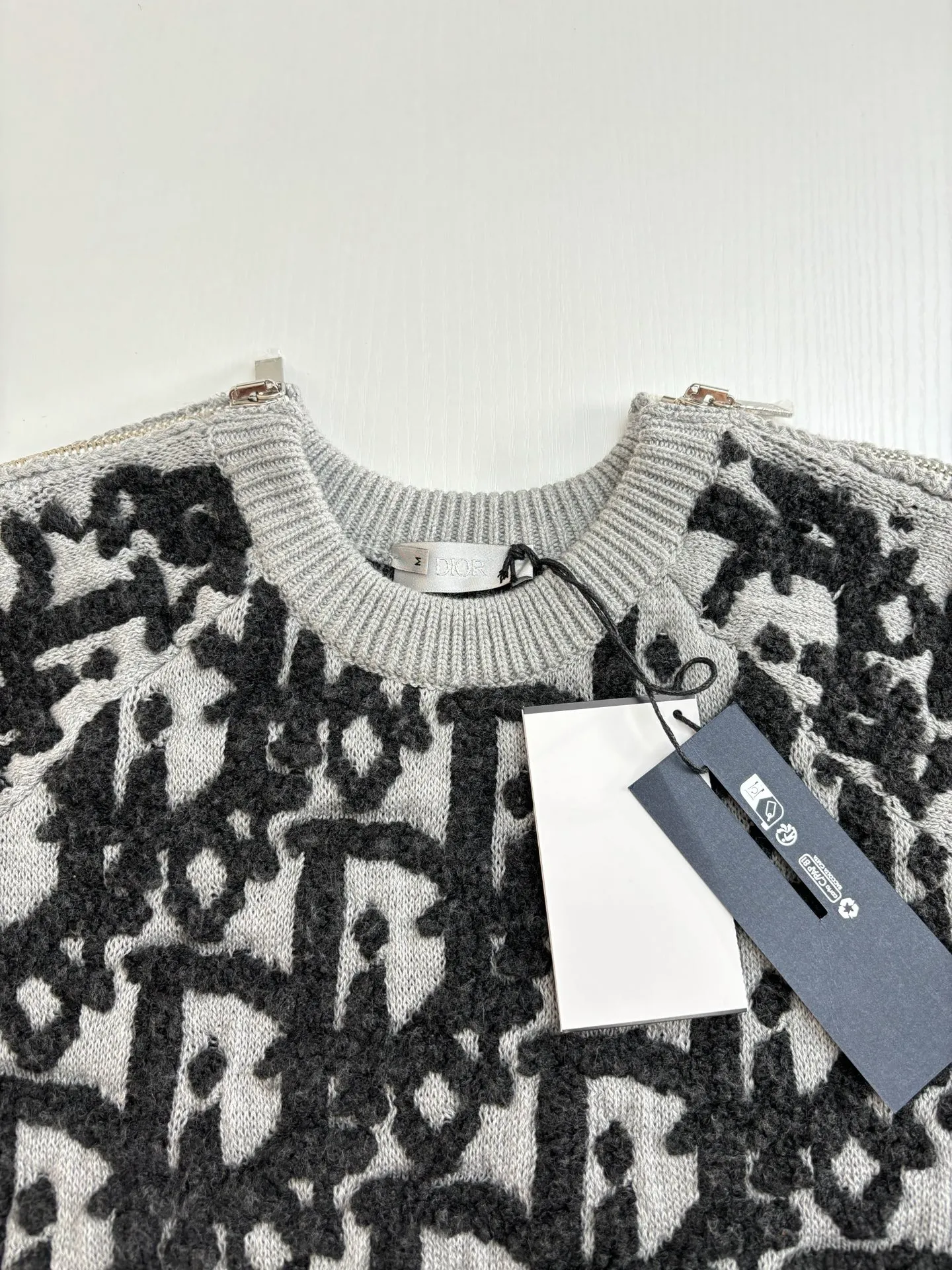 🅿️750 Dio*/Dior 25 new style full-print contrasting jacquard knitted pullover sweater. It takes less than half a year to customize the yarn. Not everyone has the patience and energy to develop it. There is absolutely no one in the market that matches the version. Using air layer transfer stitching and towel loop stitching, raglan sleeve technology, it takes 5 hours to make one piece The scrap rate is high, no matter how expensive the yarn is, it has to be scrapped directly. The process is too complicated and time-consuming and labor-intensive. It is only now shipped. There is no bragging. No filter and no retouching are taken to visually show the details to everyone. Size: S/M/L/XL