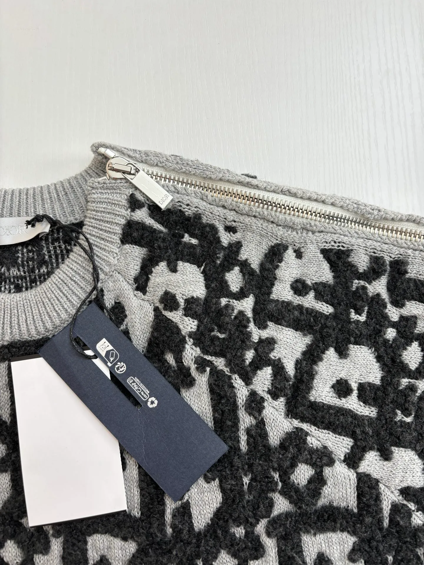 🅿️750 Dio*/Dior 25 new style full-print contrasting jacquard knitted pullover sweater. It takes less than half a year to customize the yarn. Not everyone has the patience and energy to develop it. There is absolutely no one in the market that matches the version. Using air layer transfer stitching and towel loop stitching, raglan sleeve technology, it takes 5 hours to make one piece The scrap rate is high, no matter how expensive the yarn is, it has to be scrapped directly. The process is too complicated and time-consuming and labor-intensive. It is only now shipped. There is no bragging. No filter and no retouching are taken to visually show the details to everyone. Size: S/M/L/XL