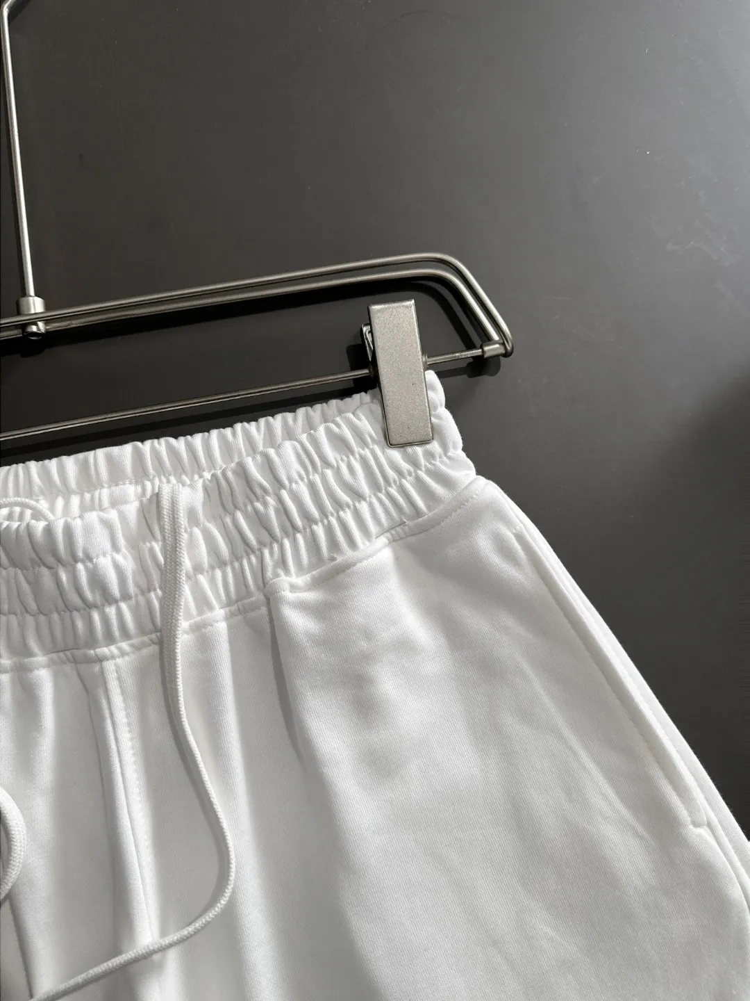 🅿️330 Next day shipping High-end goods Dior 2025 new spring and summer elastic band casual solid color loose shorts, the hem of the trousers is stitched with two stitches, the stitching is fine and firm, the fabric is customized at the counter, has high breathability and comfort, and the details are impeccable. The design concept of brand elements reflects high quality. It feels delicate and soft! It presents a casual cut and the upper body shape is great! Size: S-XXL