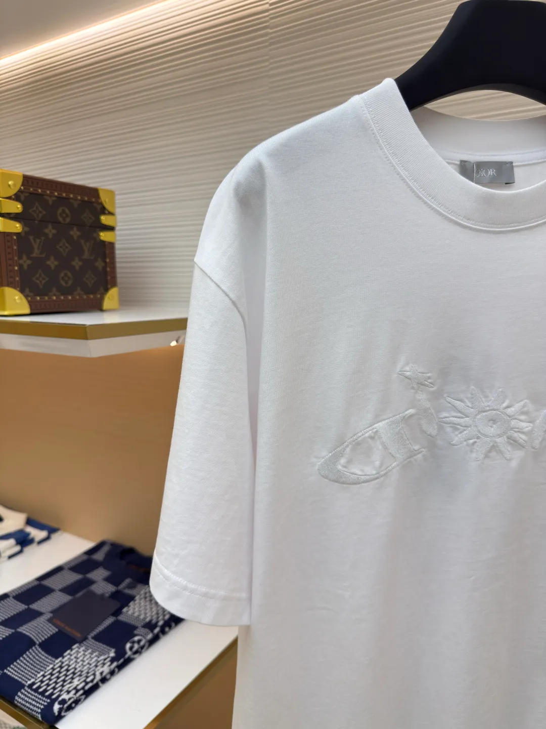 DIOR joint curtain call embroidered short sleeves ●Authentic product: purchased and developed for 7500 ●Item number: 1680283-A20 ●Fabric: plain cotton fabric ●Technology: embroidery production ●Version: fitted version ●Weight: about 300 grams ●Size: XS-S-M-L ●Description: Made of 15S fine cotton plain weave, 230g; with threaded 32S double yarn frame, 300g. 15S is a relatively thick yarn used to make thicker and more durable fabrics. The main body adopts precision needle embroidery technology; the embroidery is very fine and dense, the pattern is clear and the lines and three-dimensional sense are strong. The linen material embroidery thread is combined with encrypted processing, and the embroidery body has a subtle matte visual texture; the embroidery effect is three-dimensional and full. The flat embroidery has a unique design of needle-to-needle stitching, and the embroidery is very fine and dense; the overall stitching is straight and delicate, the fabric is comfortable and soft, and the colors are consistent with no color difference. It can be matched with the same style to create a fashionable look, and can be used in various occasions. Customized accessories, complete with three standards, the same style for men and women!