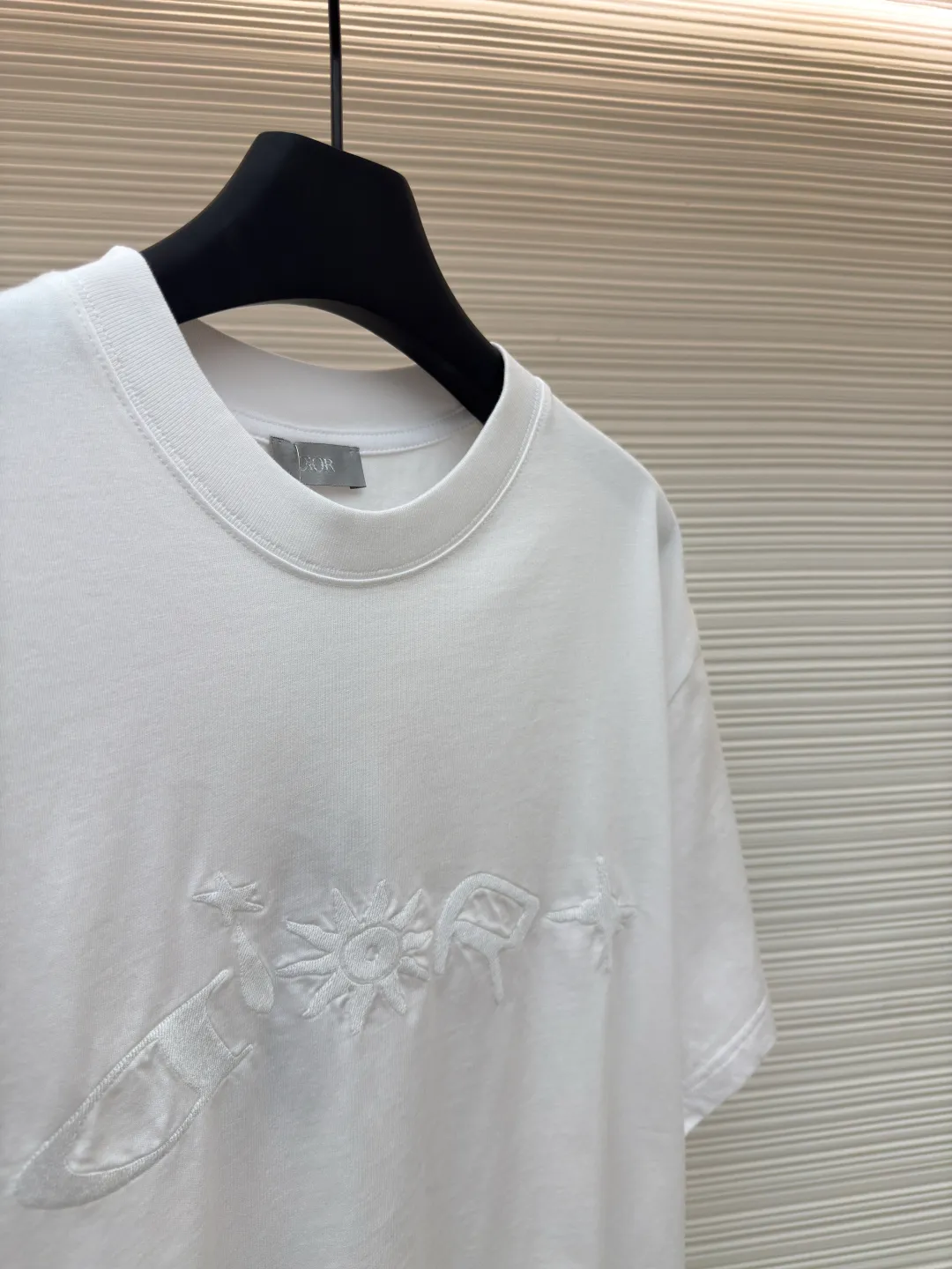 DIOR joint curtain call embroidered short sleeves ●Authentic product: purchased and developed for 7500 ●Item number: 1680283-A20 ●Fabric: plain cotton fabric ●Technology: embroidery production ●Version: fitted version ●Weight: about 300 grams ●Size: XS-S-M-L ●Description: Made of 15S fine cotton plain weave, 230g; with threaded 32S double yarn frame, 300g. 15S is a relatively thick yarn used to make thicker and more durable fabrics. The main body adopts precision needle embroidery technology; the embroidery is very fine and dense, the pattern is clear and the lines and three-dimensional sense are strong. The linen material embroidery thread is combined with encrypted processing, and the embroidery body has a subtle matte visual texture; the embroidery effect is three-dimensional and full. The flat embroidery has a unique design of needle-to-needle stitching, and the embroidery is very fine and dense; the overall stitching is straight and delicate, the fabric is comfortable and soft, and the colors are consistent with no color difference. It can be matched with the same style to create a fashionable look, and can be used in various occasions. Customized accessories, complete with three standards, the same style for men and women!