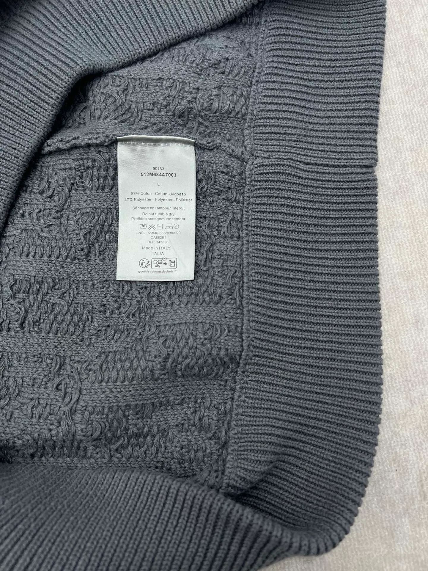 🅿️500 Dior 24ss new sweater highlights Dior’s classic Oblique print. Crafted from gray cotton-blend jacquard in an oversized fit, it features ribbed details at the collar, cuffs and hem. Decorated with a tonal printed pattern throughout, subtle details enhance the style. Size: S.M.L.XL.