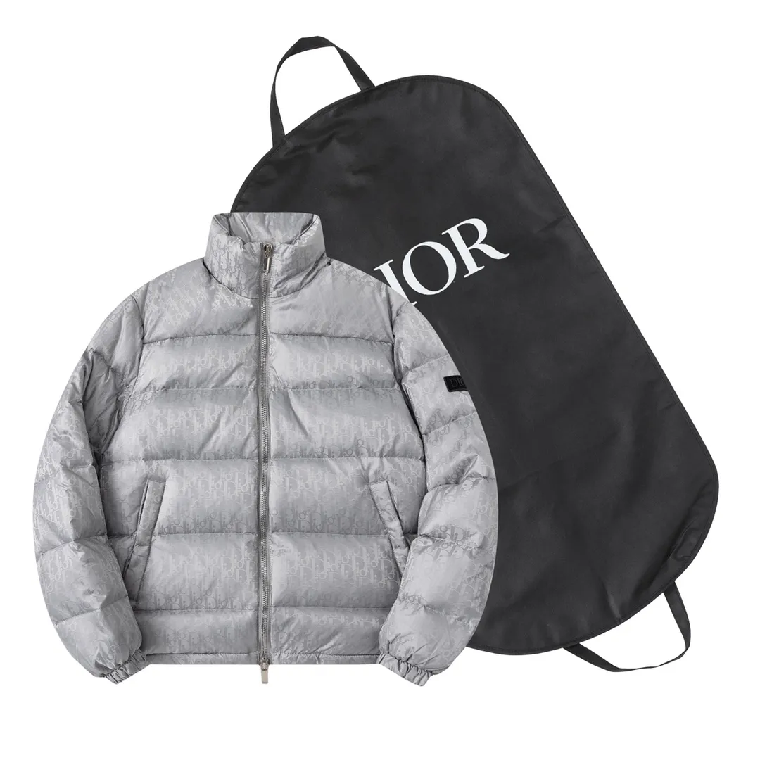 🅿️780 (with dust bag) Dior/Dior 23ss popular jacquard down jacket down jacket. It uses high-quality fabrics, always maintains a high-end and gorgeous design line, and has fine workmanship, symbolizing the highest spirit of French fashion culture. Counter version! The highest version on the market, GC quality is super good. Original hardware customization, jacquard craft fabric, goose down filling. Color: black/navy blue/grey Size: 44/46/48/50/52/54