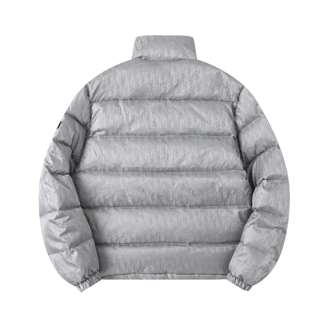 🅿️780 (with dust bag) Dior/Dior 23ss popular jacquard down jacket down jacket. It uses high-quality fabrics, always maintains a high-end and gorgeous design line, and has fine workmanship, symbolizing the highest spirit of French fashion culture. Counter version! The highest version on the market, GC quality is super good. Original hardware customization, jacquard craft fabric, goose down filling. Color: black/navy blue/grey Size: 44/46/48/50/52/54