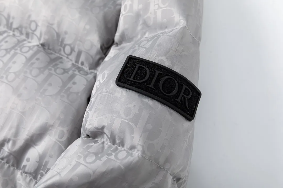 🅿️780 (with dust bag) Dior/Dior 23ss popular jacquard down jacket down jacket. It uses high-quality fabrics, always maintains a high-end and gorgeous design line, and has fine workmanship, symbolizing the highest spirit of French fashion culture. Counter version! The highest version on the market, GC quality is super good. Original hardware customization, jacquard craft fabric, goose down filling. Color: black/navy blue/grey Size: 44/46/48/50/52/54