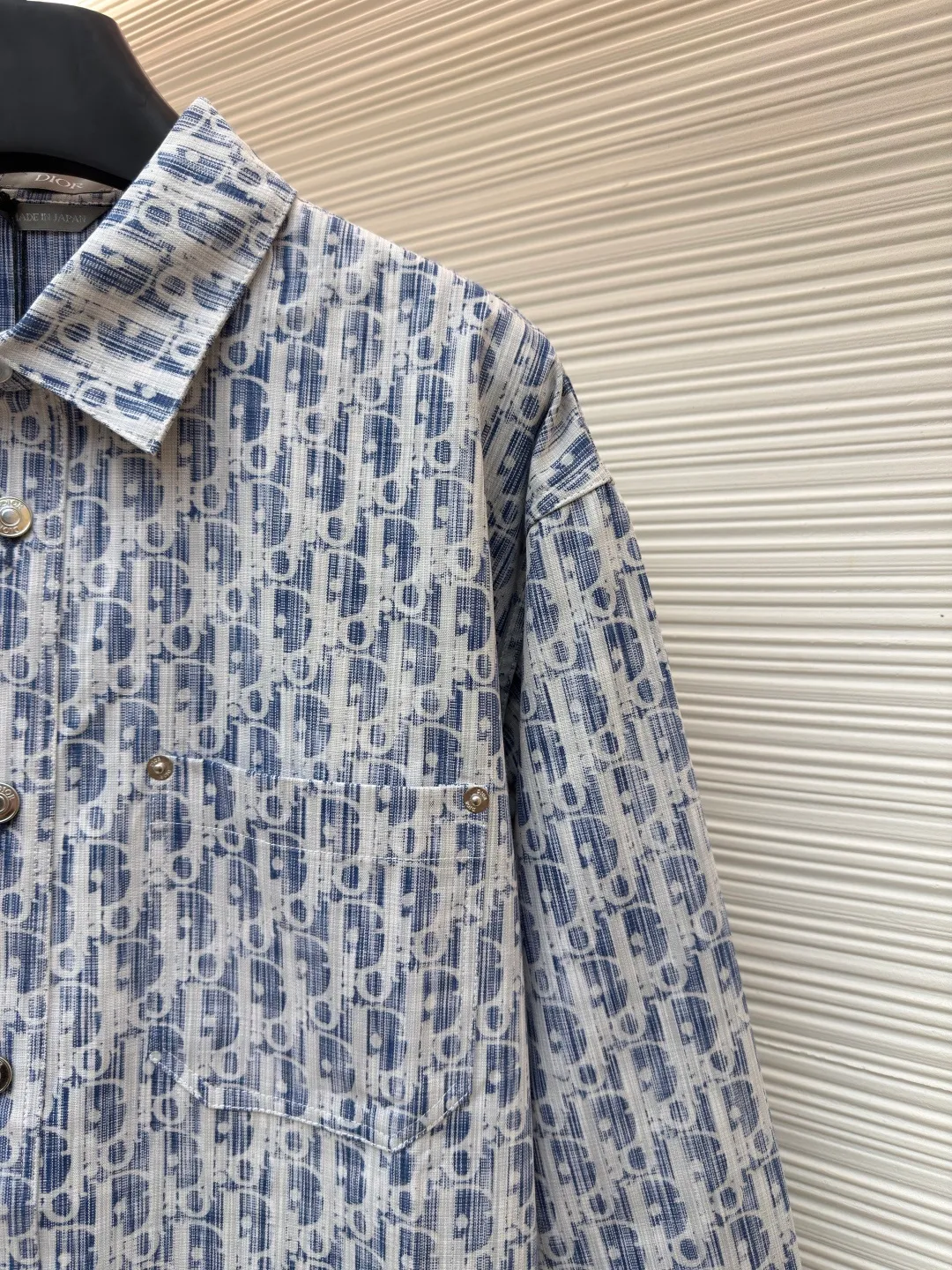 Dior full-print letter denim shirt ●Original version: purchased and developed by 10959 ●Item number: 1682511-A90 ●Material: denim fabric ●Technology: printing production ●Color: blue and white ●Version: Fitted version ●Weight: about 425 grams ●Size: S-M-L-XL ●Description: DIOR Dior 2024 full-print letter denim shirt‼ ️The whole piece of clothing was purchased and disassembled for 14,500 ZP. It is made of custom-made blue and white cotton denim fabrics, and is decorated with white Oblique Kasuri printing design throughout. The shape is very positive, and the placket is molded with custom-made aluminum alloy letter logo buttons. The whole piece of clothing is imported and manufactured from Japan. It is truly a 1:1 copy. Close your eyes and enter. The overall wiring is straight and delicate, the fabric is comfortable and soft, and the color is consistent without color difference. It can be matched with the same style to create a fashionable look and control various occasions. Customized accessories, complete with three standards, same style for men and women!