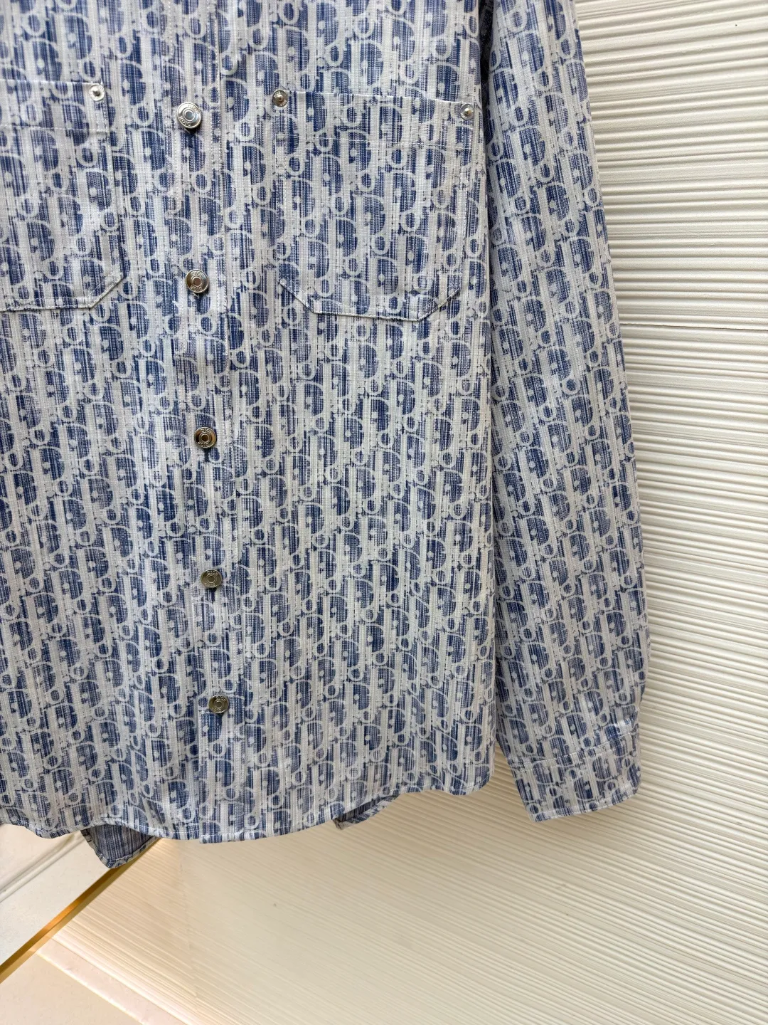 Dior full-print letter denim shirt ●Original version: purchased and developed by 10959 ●Item number: 1682511-A90 ●Material: denim fabric ●Technology: printing production ●Color: blue and white ●Version: Fitted version ●Weight: about 425 grams ●Size: S-M-L-XL ●Description: DIOR Dior 2024 full-print letter denim shirt‼ ️The whole piece of clothing was purchased and disassembled for 14,500 ZP. It is made of custom-made blue and white cotton denim fabrics, and is decorated with white Oblique Kasuri printing design throughout. The shape is very positive, and the placket is molded with custom-made aluminum alloy letter logo buttons. The whole piece of clothing is imported and manufactured from Japan. It is truly a 1:1 copy. Close your eyes and enter. The overall wiring is straight and delicate, the fabric is comfortable and soft, and the color is consistent without color difference. It can be matched with the same style to create a fashionable look and control various occasions. Customized accessories, complete with three standards, same style for men and women!