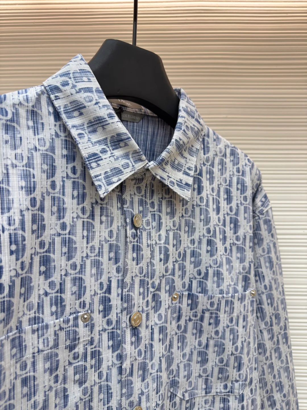 Dior full-print letter denim shirt ●Original version: purchased and developed by 10959 ●Item number: 1682511-A90 ●Material: denim fabric ●Technology: printing production ●Color: blue and white ●Version: Fitted version ●Weight: about 425 grams ●Size: S-M-L-XL ●Description: DIOR Dior 2024 full-print letter denim shirt‼ ️The whole piece of clothing was purchased and disassembled for 14,500 ZP. It is made of custom-made blue and white cotton denim fabrics, and is decorated with white Oblique Kasuri printing design throughout. The shape is very positive, and the placket is molded with custom-made aluminum alloy letter logo buttons. The whole piece of clothing is imported and manufactured from Japan. It is truly a 1:1 copy. Close your eyes and enter. The overall wiring is straight and delicate, the fabric is comfortable and soft, and the color is consistent without color difference. It can be matched with the same style to create a fashionable look and control various occasions. Customized accessories, complete with three standards, same style for men and women!