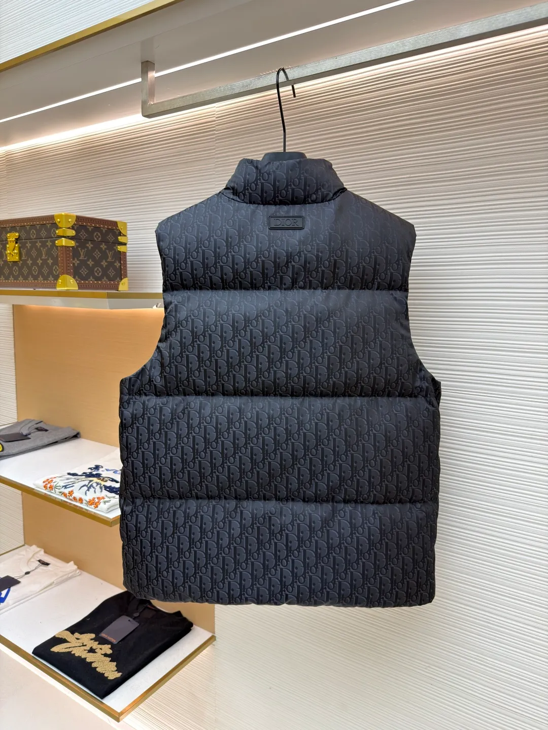 Dior 25ss jacquard all-over printed down vest ●Original version: purchased and developed by 16504 ●Item number: 1681648-B90 ●Fabric: white duck down fabric ●Technology: jacquard production ●Color: black ●Version: fitted version ●Weight: about 545 grams ●Size: 46-48-50-52 ●Description: The fabric adopts scientific jacquard technology: laser jacquard technology is applied to the fabric to make the whole piece of clothing uneven and more three-dimensional. This technology not only improves the visual effect of the fabric, but also enhances its durability and comfort. Custom-woven high-density satin nylon material, combined with dark jacquard weaving, makes the down vest extremely waterproof, anti-fouling, and dust-proof. This ensures that the vest will look and perform well in inclement weather. Oblique printing is applied to fabrics through precise printing technology and blends perfectly with the fabrics, presenting a low-key and luxurious visual effect. High-quality 90% white duck down is used as the filling, and it has been strictly processed and screened to ensure the fluffiness and warmth of the down. Evenly fill the down into the inner bladder of the vest and fix it by sewing and taping. Detailed processing is done on the collar, cuffs, hem and other parts of the vest to improve the practicality and beauty of the vest. At the same time, the vests are ironed and inspected to ensure that the product quality meets the standards. The overall wiring is straight and delicate, the fabric is comfortable and soft, and the color is consistent without color difference. It can be matched with the same style to create a fashionable look and control various occasions. Customized accessories, complete with three standards, same style for men and women!