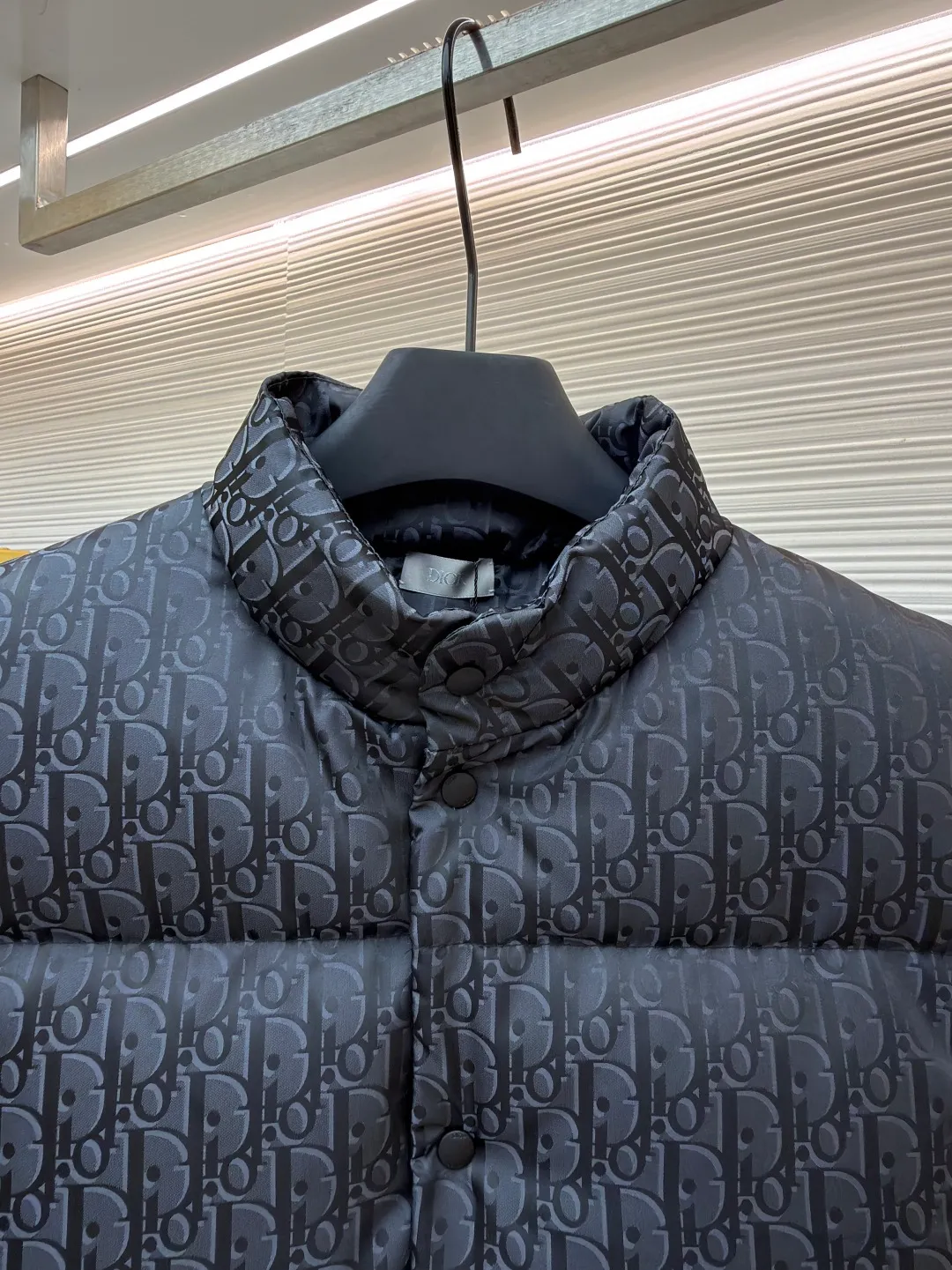 Dior 25ss jacquard all-over printed down vest ●Original version: purchased and developed by 16504 ●Item number: 1681648-B90 ●Fabric: white duck down fabric ●Technology: jacquard production ●Color: black ●Version: fitted version ●Weight: about 545 grams ●Size: 46-48-50-52 ●Description: The fabric adopts scientific jacquard technology: laser jacquard technology is applied to the fabric to make the whole piece of clothing uneven and more three-dimensional. This technology not only improves the visual effect of the fabric, but also enhances its durability and comfort. Custom-woven high-density satin nylon material, combined with dark jacquard weaving, makes the down vest extremely waterproof, anti-fouling, and dust-proof. This ensures that the vest will look and perform well in inclement weather. Oblique printing is applied to fabrics through precise printing technology and blends perfectly with the fabrics, presenting a low-key and luxurious visual effect. High-quality 90% white duck down is used as the filling, and it has been strictly processed and screened to ensure the fluffiness and warmth of the down. Evenly fill the down into the inner bladder of the vest and fix it by sewing and taping. Detailed processing is done on the collar, cuffs, hem and other parts of the vest to improve the practicality and beauty of the vest. At the same time, the vests are ironed and inspected to ensure that the product quality meets the standards. The overall wiring is straight and delicate, the fabric is comfortable and soft, and the color is consistent without color difference. It can be matched with the same style to create a fashionable look and control various occasions. Customized accessories, complete with three standards, same style for men and women!