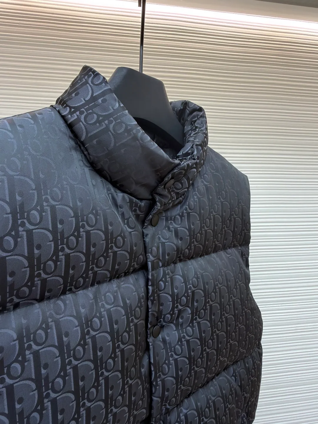 Dior 25ss jacquard all-over printed down vest ●Original version: purchased and developed by 16504 ●Item number: 1681648-B90 ●Fabric: white duck down fabric ●Technology: jacquard production ●Color: black ●Version: fitted version ●Weight: about 545 grams ●Size: 46-48-50-52 ●Description: The fabric adopts scientific jacquard technology: laser jacquard technology is applied to the fabric to make the whole piece of clothing uneven and more three-dimensional. This technology not only improves the visual effect of the fabric, but also enhances its durability and comfort. Custom-woven high-density satin nylon material, combined with dark jacquard weaving, makes the down vest extremely waterproof, anti-fouling, and dust-proof. This ensures that the vest will look and perform well in inclement weather. Oblique printing is applied to fabrics through precise printing technology and blends perfectly with the fabrics, presenting a low-key and luxurious visual effect. High-quality 90% white duck down is used as the filling, and it has been strictly processed and screened to ensure the fluffiness and warmth of the down. Evenly fill the down into the inner bladder of the vest and fix it by sewing and taping. Detailed processing is done on the collar, cuffs, hem and other parts of the vest to improve the practicality and beauty of the vest. At the same time, the vests are ironed and inspected to ensure that the product quality meets the standards. The overall wiring is straight and delicate, the fabric is comfortable and soft, and the color is consistent without color difference. It can be matched with the same style to create a fashionable look and control various occasions. Customized accessories, complete with three standards, same style for men and women!