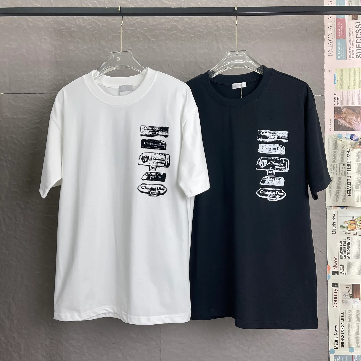 🅿️170 /A22 DIOR Dior Fabric upgrade 300 high gram weight Discharge printing process Exclusive new original order Same style for men and women Casual loose fit short sleeves High-end customization High version Fashionable and versatile imported fabrics Super soft and delicate feel Skin-friendly and comfortable to wear High-end boutique High-temperature washing process to ensure no deformation or shrinkage, summer wear, a comfortable and beautiful value! A must-have item for beauty and aging! The surface is ultra-fine and smooth, uniform, delicate and soft. It is comfortable to wear and can easily create a cool summer feel. It is easy to handle on the upper body and becomes the focus of the street in minutes. Size: S-XL Color: black and white