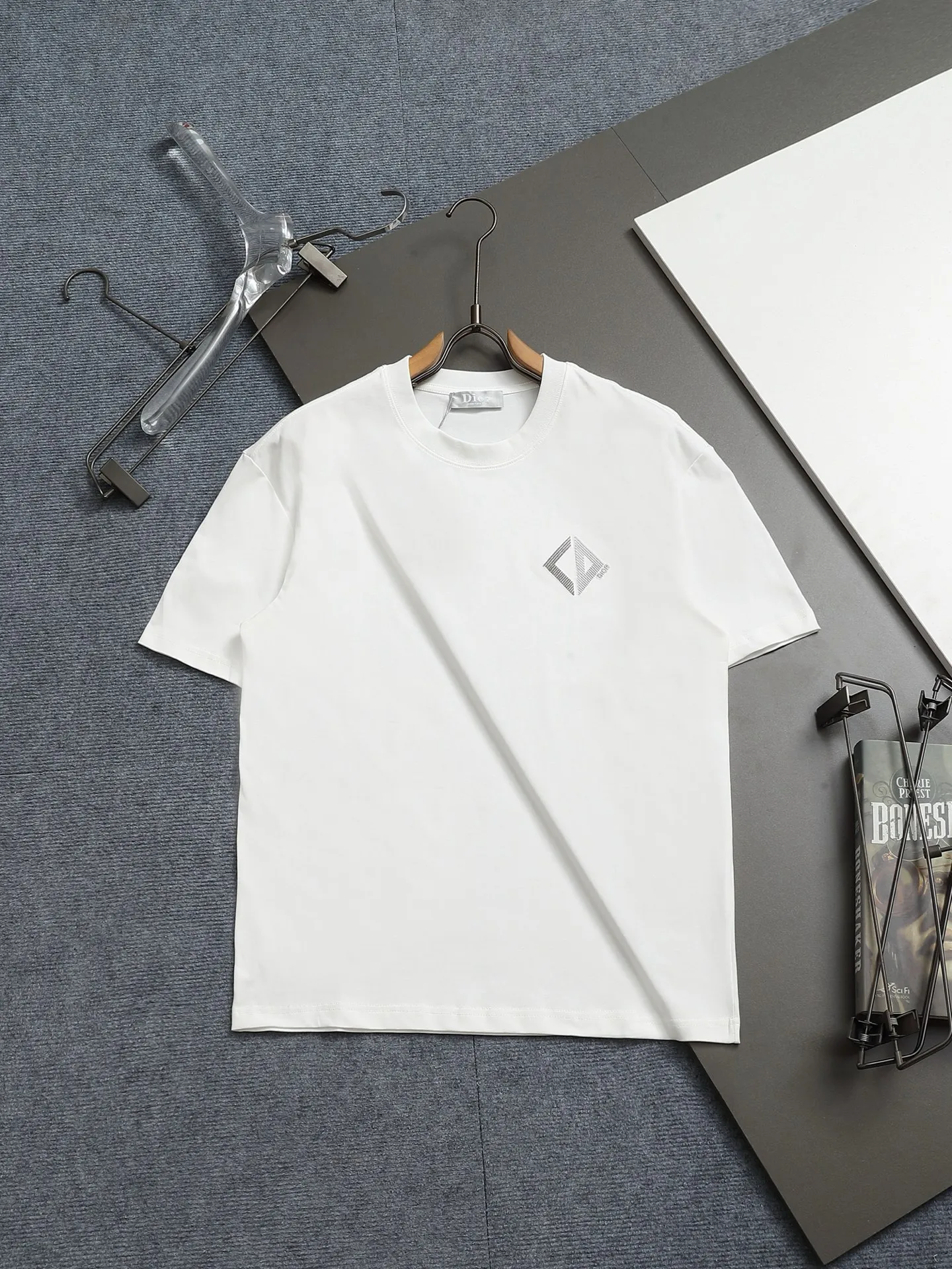🅿️170 High-quality Dio 23ssCD embroidered T-shirt. The fabric is made of pure combed cotton. The embroidery is three-dimensional embroidery using an imported embroidery machine. The upper body has a loose and casual effect, loose version, complete with three labels, same style for men and women. Color: Black White Size: XS S M L