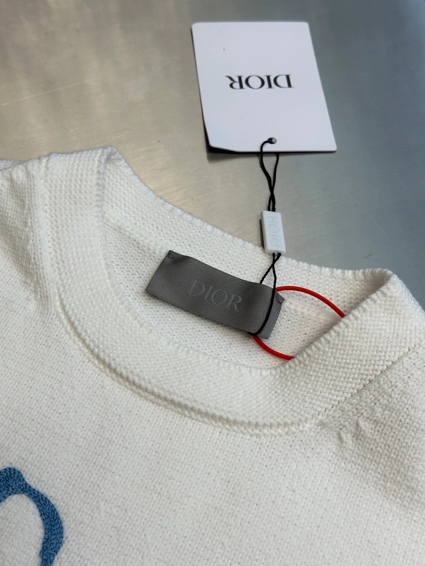🅿️480 Dior embroidered knitted long-sleeved sweater. Made of custom-made premium cotton, nylon and wool blended knitted fabrics. The neat "Dior For My Real Friends" statement on the chest is presented with terry embroidery, forming a subtle layer of texture, making the words a flowing brand emblem.  It adopts towel embroidery technology, a traditional hand-made embroidery technology, which uses needle method to embroider. It is completed by changing the hooking action of a special machine head, and the coils are interlocked one by one, thus bringing a towel-like texture and effect.  Curved thread structure, by changing the stitching method and the arrangement of yarns during the knitting process, makes the yarns present a curved distribution in the fabric.  size：s m l xl