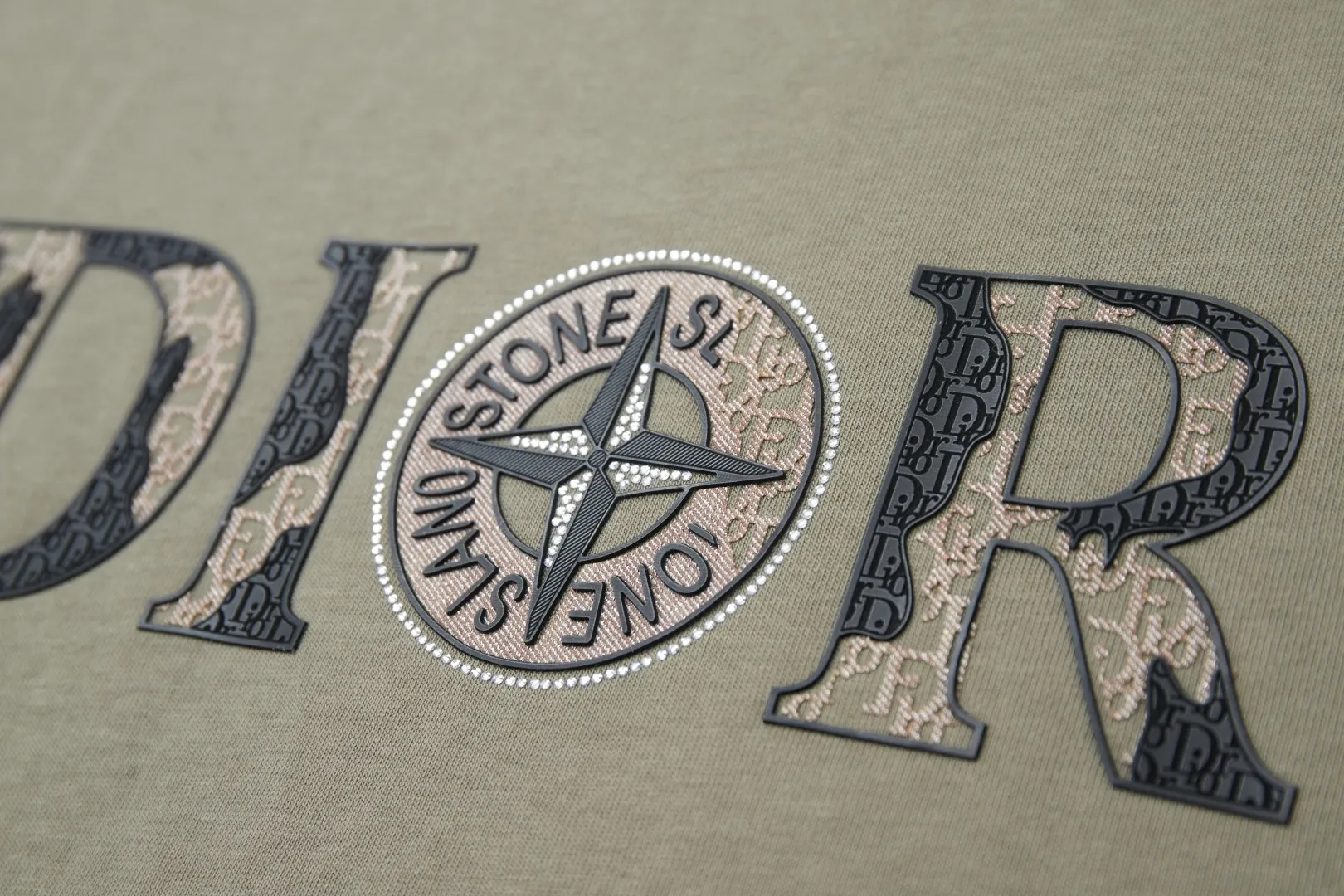 🅿️220 ✨DIO✨🆕25SS spring and summer new style Classic logo co-branded short-sleeved light luxury essential item for daily commuting for men and women Correct version Welcome to compare Detailed features · 260g 100% pure cotton double yarn jersey fabric · Custom dyed in the same cylinder, special thickened 32 double-strand 1X1 threads · Double-needle stitching cross-stitching process · Original main mark, washed tag, brand moisture-proof paper packaging Color: wine purple/black/military green/white/cyan/pink/ Size: S/M/L/XL