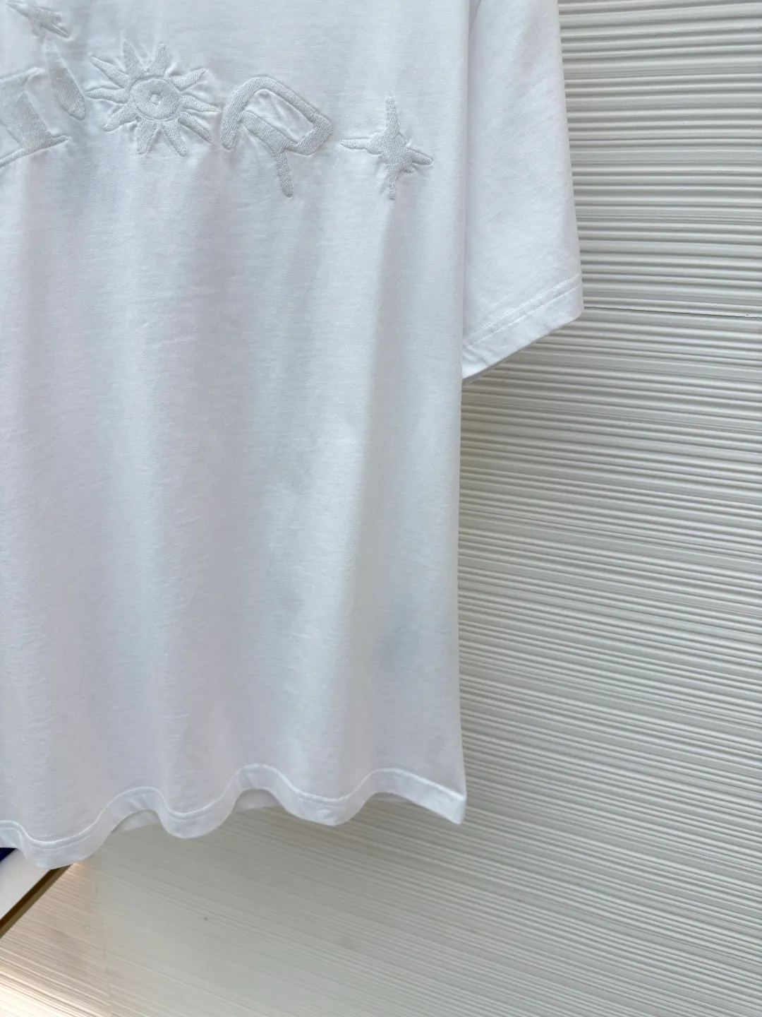 DIOR joint curtain call embroidered short sleeves ●Authentic product: purchased and developed for 7500 ●Item number: 1680283-A20 ●Fabric: plain cotton fabric ●Technology: embroidery production ●Version: fitted version ●Weight: about 300 grams ●Size: XS-S-M-L ●Description: Made of 15S fine cotton plain weave, 230g; with threaded 32S double yarn frame, 300g. 15S is a relatively thick yarn used to make thicker and more durable fabrics. The main body adopts precision needle embroidery technology; the embroidery is very fine and dense, the pattern is clear and the lines and three-dimensional sense are strong. The linen material embroidery thread is combined with encrypted processing, and the embroidery body has a subtle matte visual texture; the embroidery effect is three-dimensional and full. The flat embroidery has a unique design of needle-to-needle stitching, and the embroidery is very fine and dense; the overall stitching is straight and delicate, the fabric is comfortable and soft, and the colors are consistent with no color difference. It can be matched with the same style to create a fashionable look, and can be used in various occasions. Customized accessories, complete with three standards, the same style for men and women!