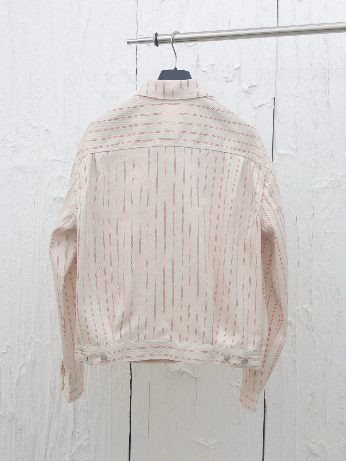 🅿️560 Dio*/Dior embroidered striped casual jacket YB purchased the pattern, using customized cotton yarn-dyed fabric, with exquisite embroidery on the hem. Tajima embroidery machine imported from Japan, three-dimensional glue cotton embroidery thread embroidery, with patch bag design, dismantling the Y pattern to analyze the yarn specifications, counting the warp and weft density, ordering and dyeing the bulk yarn color, using large-width air-jet The yarn-dyed jacquard machine weaves the embryonic fabric, and the tissue can be woven to the same herringbone density as the Y version. The width of the finished product can reach 3m. The front panel is hand-cut with line restoration patterns, and is equipped with aluminum alloy shiny letter snap buttons. It can be matched with many types of bottoms to create a fashionable look. Customized accessories, complete with three standards!