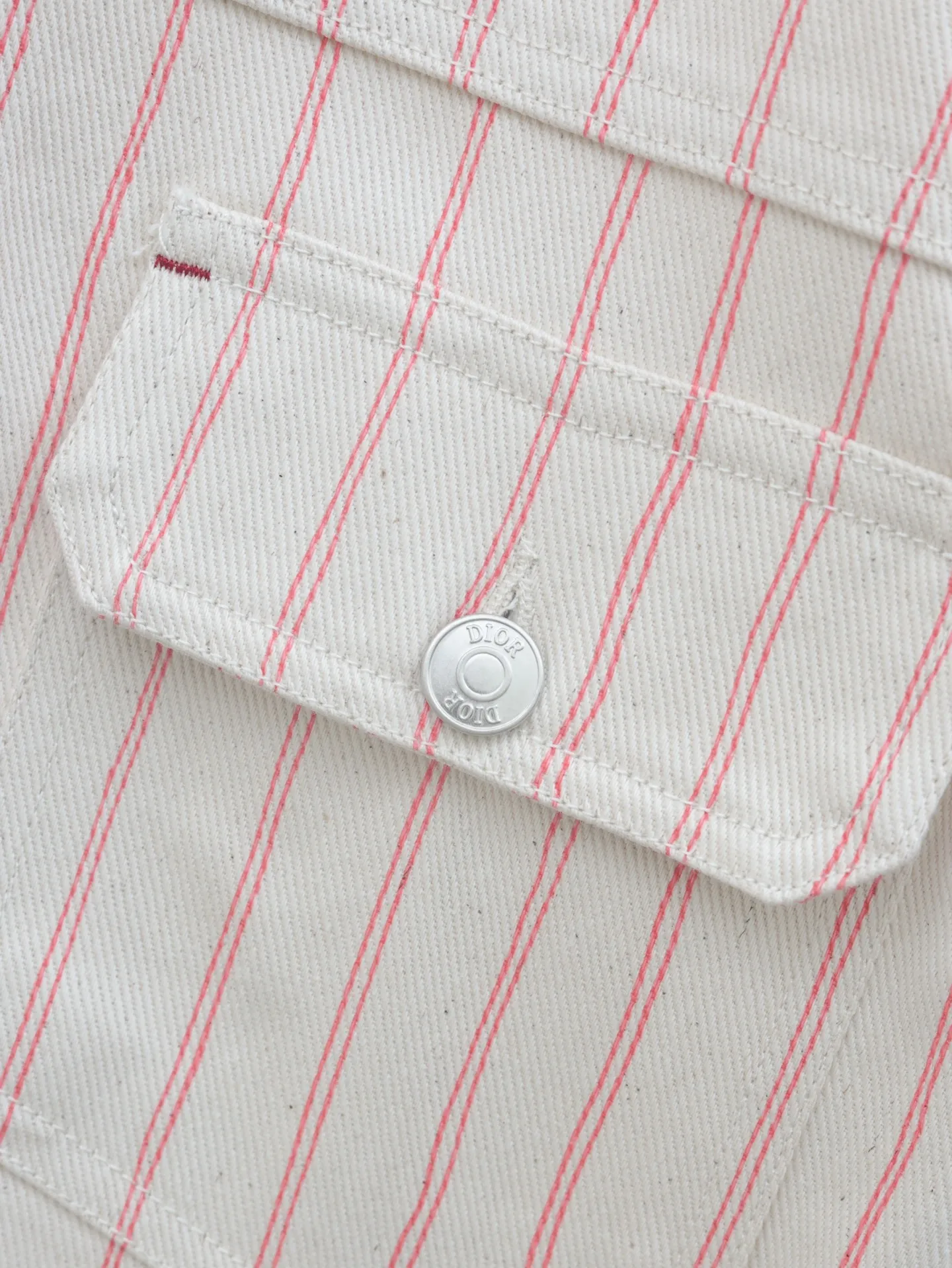 🅿️560 Dio*/Dior embroidered striped casual jacket YB purchased the pattern, using customized cotton yarn-dyed fabric, with exquisite embroidery on the hem. Tajima embroidery machine imported from Japan, three-dimensional glue cotton embroidery thread embroidery, with patch bag design, dismantling the Y pattern to analyze the yarn specifications, counting the warp and weft density, ordering and dyeing the bulk yarn color, using large-width air-jet The yarn-dyed jacquard machine weaves the embryonic fabric, and the tissue can be woven to the same herringbone density as the Y version. The width of the finished product can reach 3m. The front panel is hand-cut with line restoration patterns, and is equipped with aluminum alloy shiny letter snap buttons. It can be matched with many types of bottoms to create a fashionable look. Customized accessories, complete with three standards!