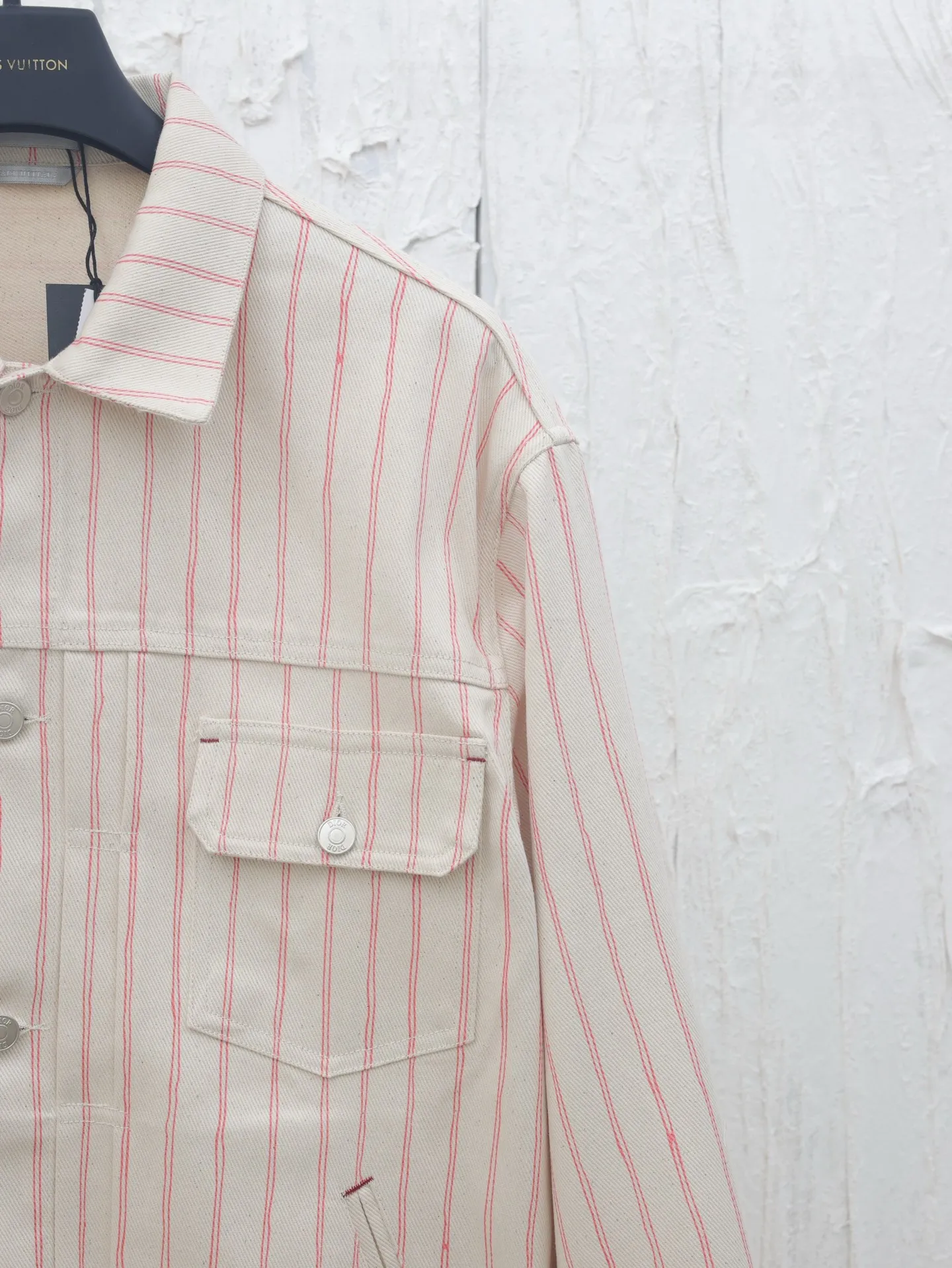 🅿️560 Dio*/Dior embroidered striped casual jacket YB purchased the pattern, using customized cotton yarn-dyed fabric, with exquisite embroidery on the hem. Tajima embroidery machine imported from Japan, three-dimensional glue cotton embroidery thread embroidery, with patch bag design, dismantling the Y pattern to analyze the yarn specifications, counting the warp and weft density, ordering and dyeing the bulk yarn color, using large-width air-jet The yarn-dyed jacquard machine weaves the embryonic fabric, and the tissue can be woven to the same herringbone density as the Y version. The width of the finished product can reach 3m. The front panel is hand-cut with line restoration patterns, and is equipped with aluminum alloy shiny letter snap buttons. It can be matched with many types of bottoms to create a fashionable look. Customized accessories, complete with three standards!
