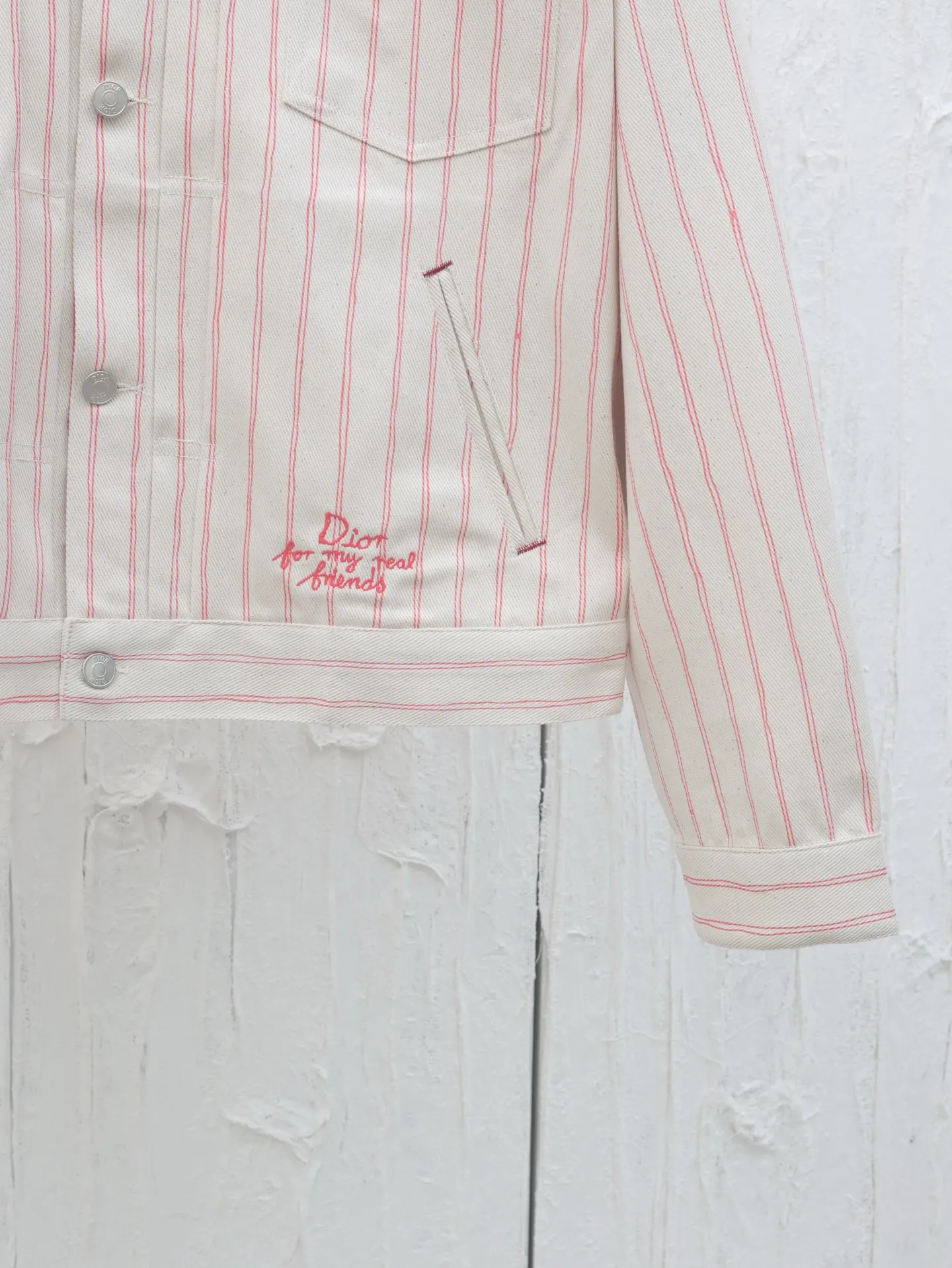 🅿️560 Dio*/Dior embroidered striped casual jacket YB purchased the pattern, using customized cotton yarn-dyed fabric, with exquisite embroidery on the hem. Tajima embroidery machine imported from Japan, three-dimensional glue cotton embroidery thread embroidery, with patch bag design, dismantling the Y pattern to analyze the yarn specifications, counting the warp and weft density, ordering and dyeing the bulk yarn color, using large-width air-jet The yarn-dyed jacquard machine weaves the embryonic fabric, and the tissue can be woven to the same herringbone density as the Y version. The width of the finished product can reach 3m. The front panel is hand-cut with line restoration patterns, and is equipped with aluminum alloy shiny letter snap buttons. It can be matched with many types of bottoms to create a fashionable look. Customized accessories, complete with three standards!