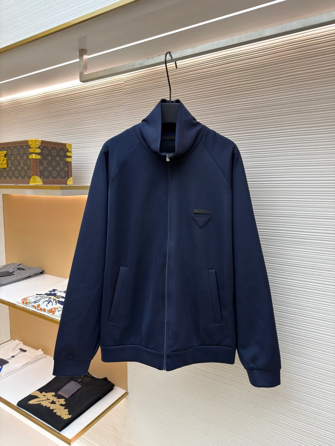 Prada Triangle Jacket with Fabric ●Original version: Purchased and developed by 7293 ●Item number: 1681415-A85 ●Fabric: natural cotton fabric ●Technology: Fabric production ●Color: navy ●Version: Fitted version ●Weight: about 610 grams ●Size: S-M-L-XL ●Description: A healthy fabric woven with 80% natural cotton fiber as the main body and a small amount of bamboo fiber and polyester fiber added. Cotton fiber provides natural breathability and comfort, while a small amount of polyester fiber and bamboo fiber are added to enhance its durability and wrinkle resistance. The surface feels smooth and has a certain degree of stretchability. The addition of natural plant extracts can effectively inhibit bacterial growth and reduce odor. The high-count and high-density physical structure reduces the adhesion of dust mites without affecting its ability to quickly wick away sweat and evaporate, maintaining comfort. The fabric is evenly humidified by steam, squeezed with heated rollers and elastic rubber blankets to force the fibers to retract, and finally cooled by cold air to fix the shape. After processing, the shrinkage rate is controlled within 3%. The overall wiring is straight and delicate, the fabric is comfortable and soft, and the color is consistent without color difference. It can be matched with the same style to create a fashionable look and control various occasions. Customized accessories, complete with three standards, same style for men and women!