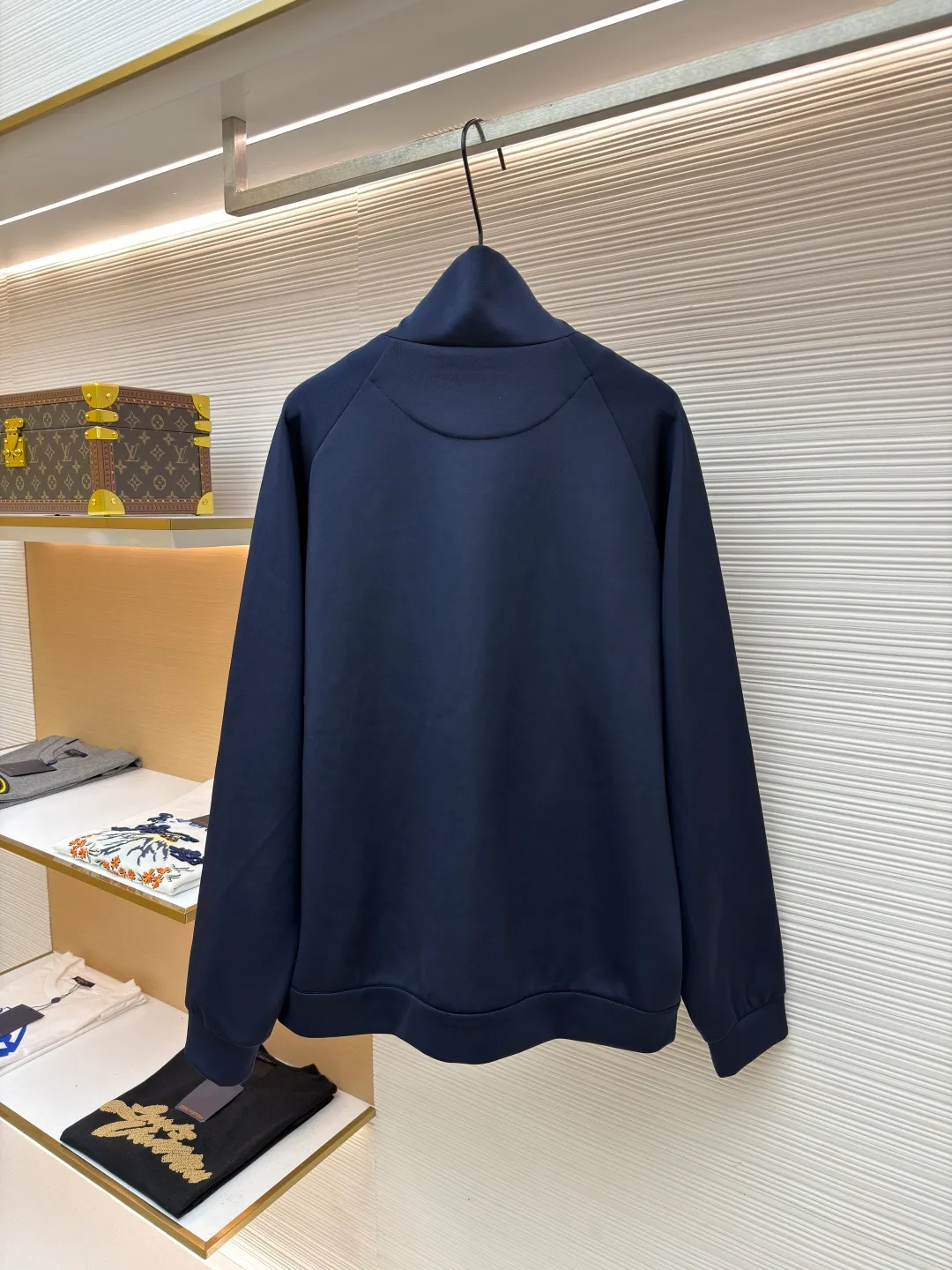 Prada Triangle Jacket with Fabric ●Original version: Purchased and developed by 7293 ●Item number: 1681415-A85 ●Fabric: natural cotton fabric ●Technology: Fabric production ●Color: navy ●Version: Fitted version ●Weight: about 610 grams ●Size: S-M-L-XL ●Description: A healthy fabric woven with 80% natural cotton fiber as the main body and a small amount of bamboo fiber and polyester fiber added. Cotton fiber provides natural breathability and comfort, while a small amount of polyester fiber and bamboo fiber are added to enhance its durability and wrinkle resistance. The surface feels smooth and has a certain degree of stretchability. The addition of natural plant extracts can effectively inhibit bacterial growth and reduce odor. The high-count and high-density physical structure reduces the adhesion of dust mites without affecting its ability to quickly wick away sweat and evaporate, maintaining comfort. The fabric is evenly humidified by steam, squeezed with heated rollers and elastic rubber blankets to force the fibers to retract, and finally cooled by cold air to fix the shape. After processing, the shrinkage rate is controlled within 3%. The overall wiring is straight and delicate, the fabric is comfortable and soft, and the color is consistent without color difference. It can be matched with the same style to create a fashionable look and control various occasions. Customized accessories, complete with three standards, same style for men and women!