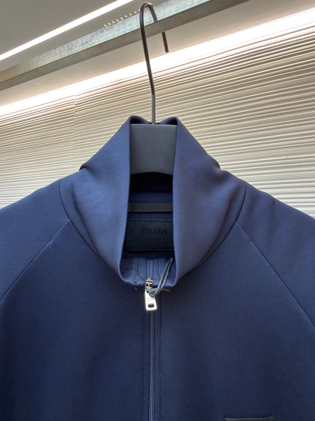 Prada Triangle Jacket with Fabric ●Original version: Purchased and developed by 7293 ●Item number: 1681415-A85 ●Fabric: natural cotton fabric ●Technology: Fabric production ●Color: navy ●Version: Fitted version ●Weight: about 610 grams ●Size: S-M-L-XL ●Description: A healthy fabric woven with 80% natural cotton fiber as the main body and a small amount of bamboo fiber and polyester fiber added. Cotton fiber provides natural breathability and comfort, while a small amount of polyester fiber and bamboo fiber are added to enhance its durability and wrinkle resistance. The surface feels smooth and has a certain degree of stretchability. The addition of natural plant extracts can effectively inhibit bacterial growth and reduce odor. The high-count and high-density physical structure reduces the adhesion of dust mites without affecting its ability to quickly wick away sweat and evaporate, maintaining comfort. The fabric is evenly humidified by steam, squeezed with heated rollers and elastic rubber blankets to force the fibers to retract, and finally cooled by cold air to fix the shape. After processing, the shrinkage rate is controlled within 3%. The overall wiring is straight and delicate, the fabric is comfortable and soft, and the color is consistent without color difference. It can be matched with the same style to create a fashionable look and control various occasions. Customized accessories, complete with three standards, same style for men and women!