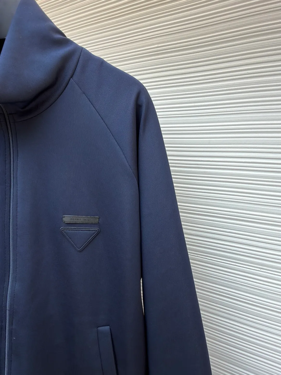 Prada Triangle Jacket with Fabric ●Original version: Purchased and developed by 7293 ●Item number: 1681415-A85 ●Fabric: natural cotton fabric ●Technology: Fabric production ●Color: navy ●Version: Fitted version ●Weight: about 610 grams ●Size: S-M-L-XL ●Description: A healthy fabric woven with 80% natural cotton fiber as the main body and a small amount of bamboo fiber and polyester fiber added. Cotton fiber provides natural breathability and comfort, while a small amount of polyester fiber and bamboo fiber are added to enhance its durability and wrinkle resistance. The surface feels smooth and has a certain degree of stretchability. The addition of natural plant extracts can effectively inhibit bacterial growth and reduce odor. The high-count and high-density physical structure reduces the adhesion of dust mites without affecting its ability to quickly wick away sweat and evaporate, maintaining comfort. The fabric is evenly humidified by steam, squeezed with heated rollers and elastic rubber blankets to force the fibers to retract, and finally cooled by cold air to fix the shape. After processing, the shrinkage rate is controlled within 3%. The overall wiring is straight and delicate, the fabric is comfortable and soft, and the color is consistent without color difference. It can be matched with the same style to create a fashionable look and control various occasions. Customized accessories, complete with three standards, same style for men and women!