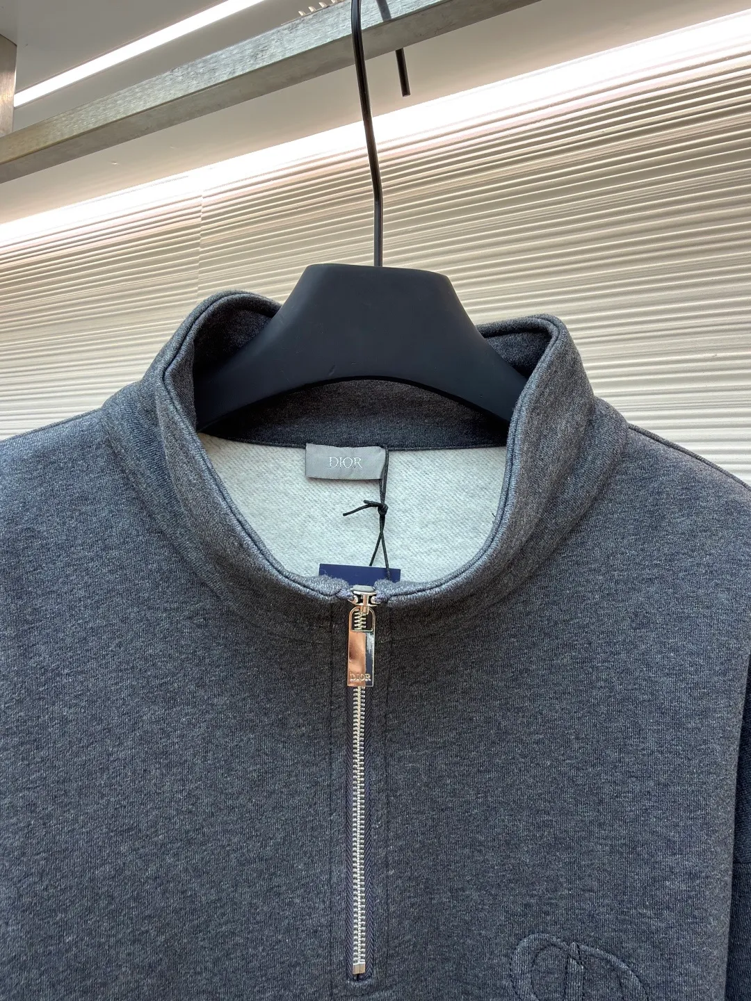 Dior embroidered gray sweatshirt ●Original version: 15,000 purchased and developed ●Item number: 1681809-A45 ●Fabric: cotton sweatshirt fabric ●Technology: embroidery production ●Version: fitted version ●Weight: about 640 grams ●Size: S-M-L-XL ●Description: Made of [26s double-ply large terry bottom cotton sweatshirt fabric], [gram weight 400g], matching [26s double yarn circular knitting machine 2*2 threads], the fabric threads are all made of [medium gray yarn custom woven and dyed], the bottom side [ Fleece, cut and washed], made into [velvet bottom], the front panel adopts [relief embossing technology], open the template according to the Y pattern, the pattern machine runs two circles of thread to lock the pattern, the overall routing is straight and delicate, the fabric is comfortable and soft, the color is consistent and there is no color difference It can be matched with the same style to create a fashionable look, and can be used in various occasions. Customized accessories, complete with three standards, same style for men and women!