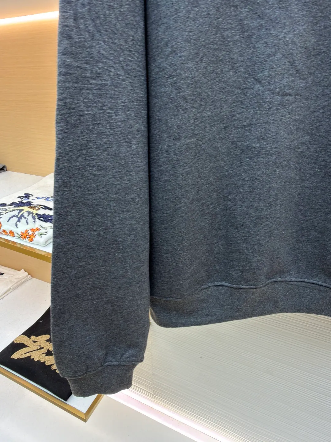 Dior embroidered gray sweatshirt ●Original version: 15,000 purchased and developed ●Item number: 1681809-A45 ●Fabric: cotton sweatshirt fabric ●Technology: embroidery production ●Version: fitted version ●Weight: about 640 grams ●Size: S-M-L-XL ●Description: Made of [26s double-ply large terry bottom cotton sweatshirt fabric], [gram weight 400g], matching [26s double yarn circular knitting machine 2*2 threads], the fabric threads are all made of [medium gray yarn custom woven and dyed], the bottom side [ Fleece, cut and washed], made into [velvet bottom], the front panel adopts [relief embossing technology], open the template according to the Y pattern, the pattern machine runs two circles of thread to lock the pattern, the overall routing is straight and delicate, the fabric is comfortable and soft, the color is consistent and there is no color difference It can be matched with the same style to create a fashionable look, and can be used in various occasions. Customized accessories, complete with three standards, same style for men and women!