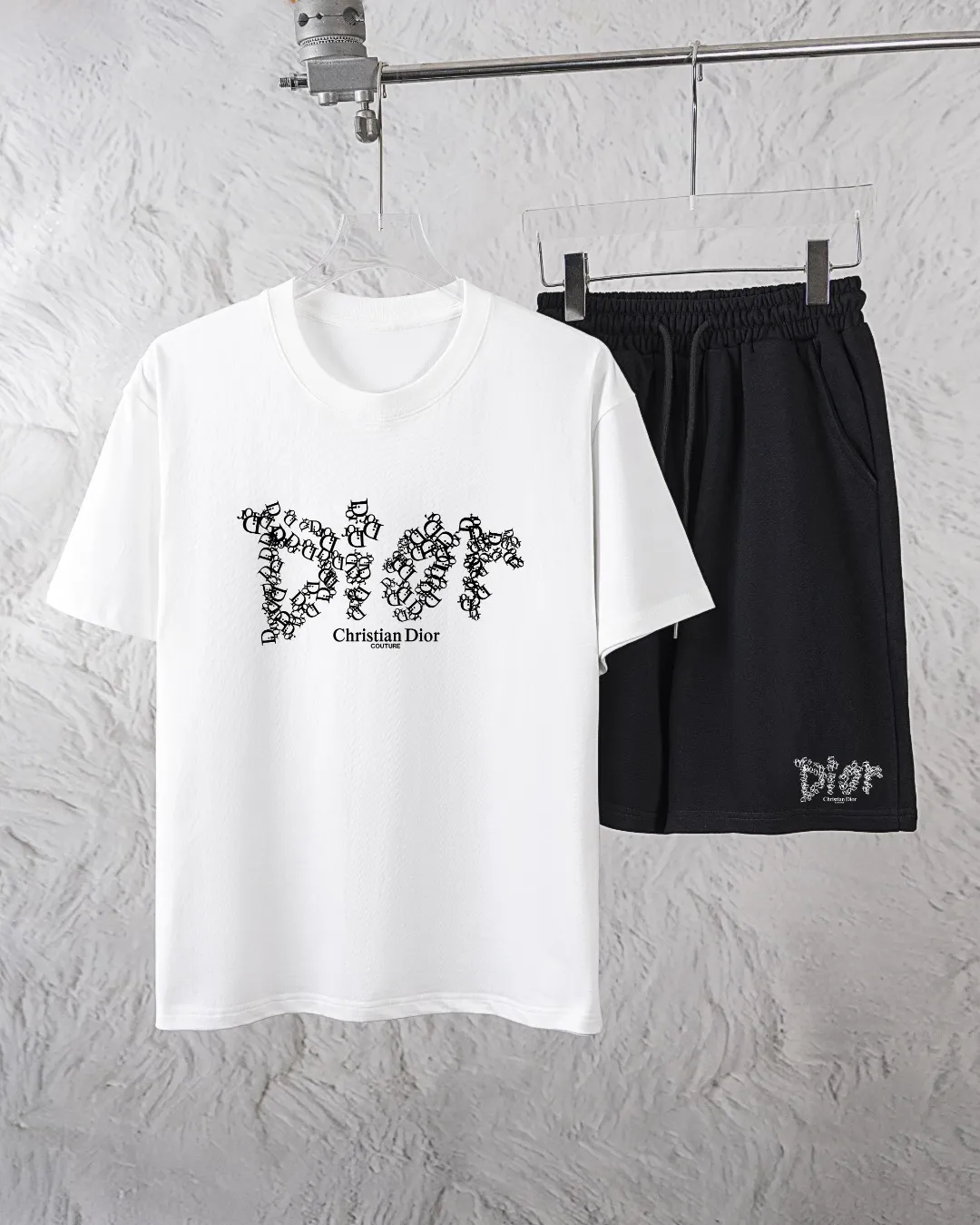 🅿️300 Dior Exclusively provides new trendy men’s fashionable round neck short-sleeved shorts suits, trendy and fashionable casual short-sleeved suits! It has high breathability and comfort, impeccable details, and brand element design concept, reflecting high quality. It presents a casual cut and the upper body shape is great! Material: 260g double yarn pure cotton short sleeves + 360g pure cotton terry shorts Size: S-XXL 🔥 (please state your height and weight when placing an order)