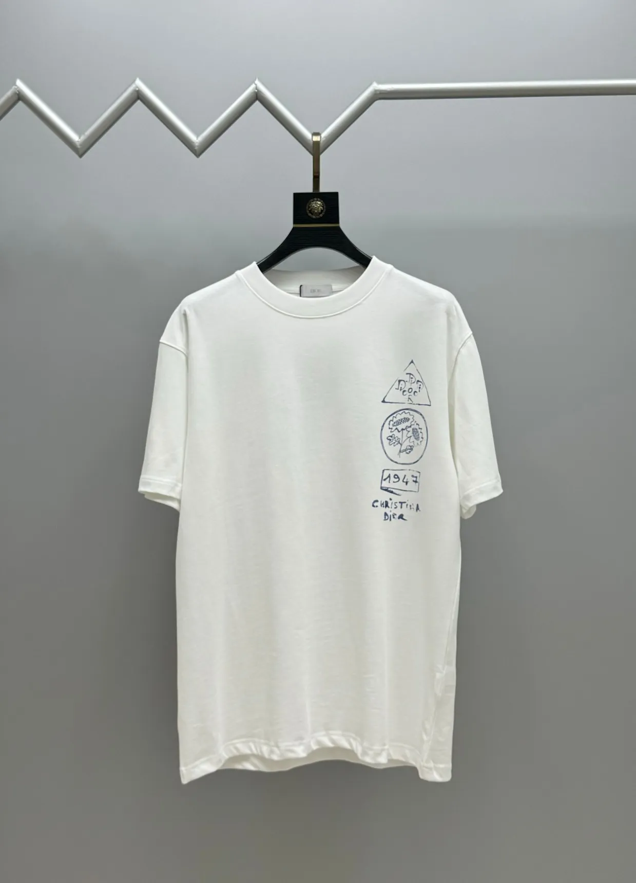 🅿️220 (top version, different currency) will not be taken off the shelves all year round, sell with confidence Style: Dior/DIO.R short-sleeved T-shirt Fabric: 300g heavy double yarn 100% cotton Rib: 320g heavy Sorona 1*1 trendy brand Craftsmanship: high-definition digital printing logo Color: white light blue Size: XS S M L No gender distinction, same style for men and women