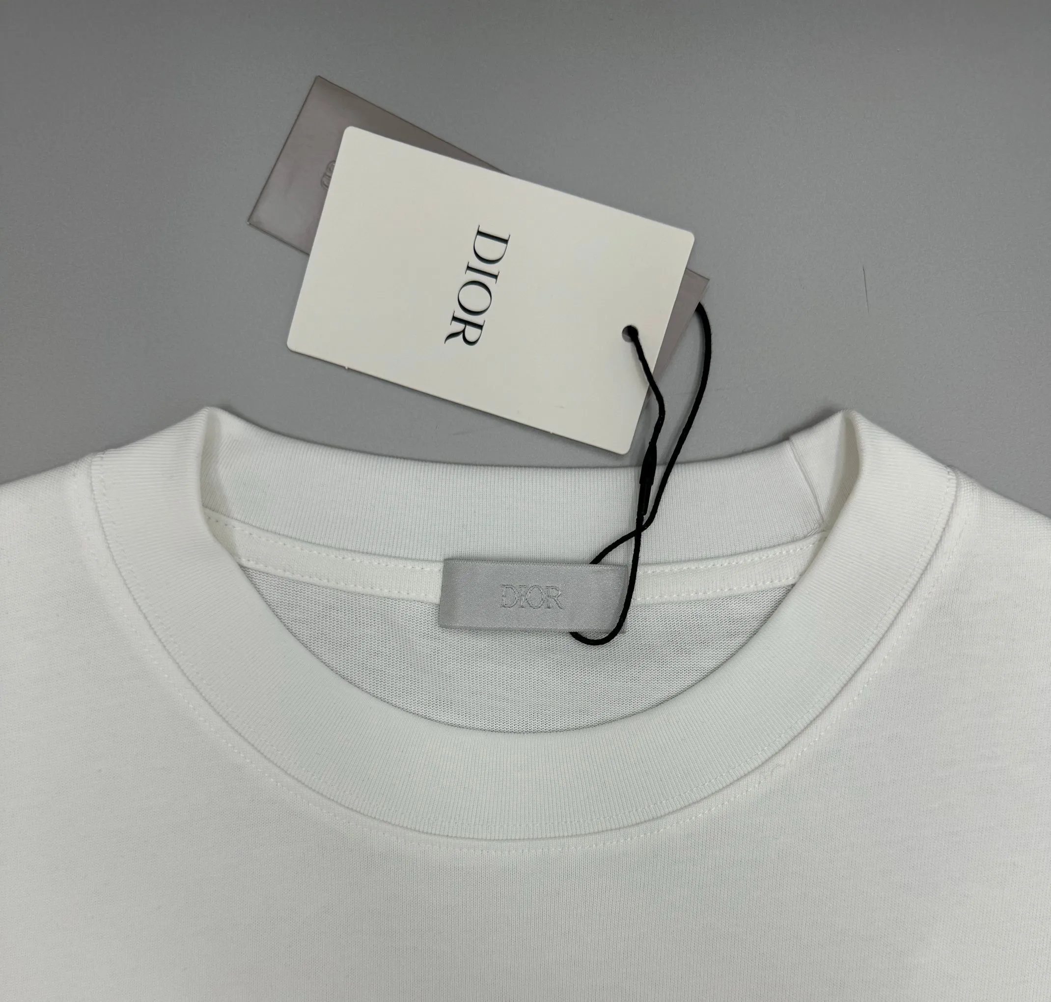 🅿️220 (top version, different currency) will not be taken off the shelves all year round, sell with confidence Style: Dior/DIO.R short-sleeved T-shirt Fabric: 300g heavy double yarn 100% cotton Rib: 320g heavy Sorona 1*1 trendy brand Craftsmanship: high-definition digital printing logo Color: white light blue Size: XS S M L No gender distinction, same style for men and women