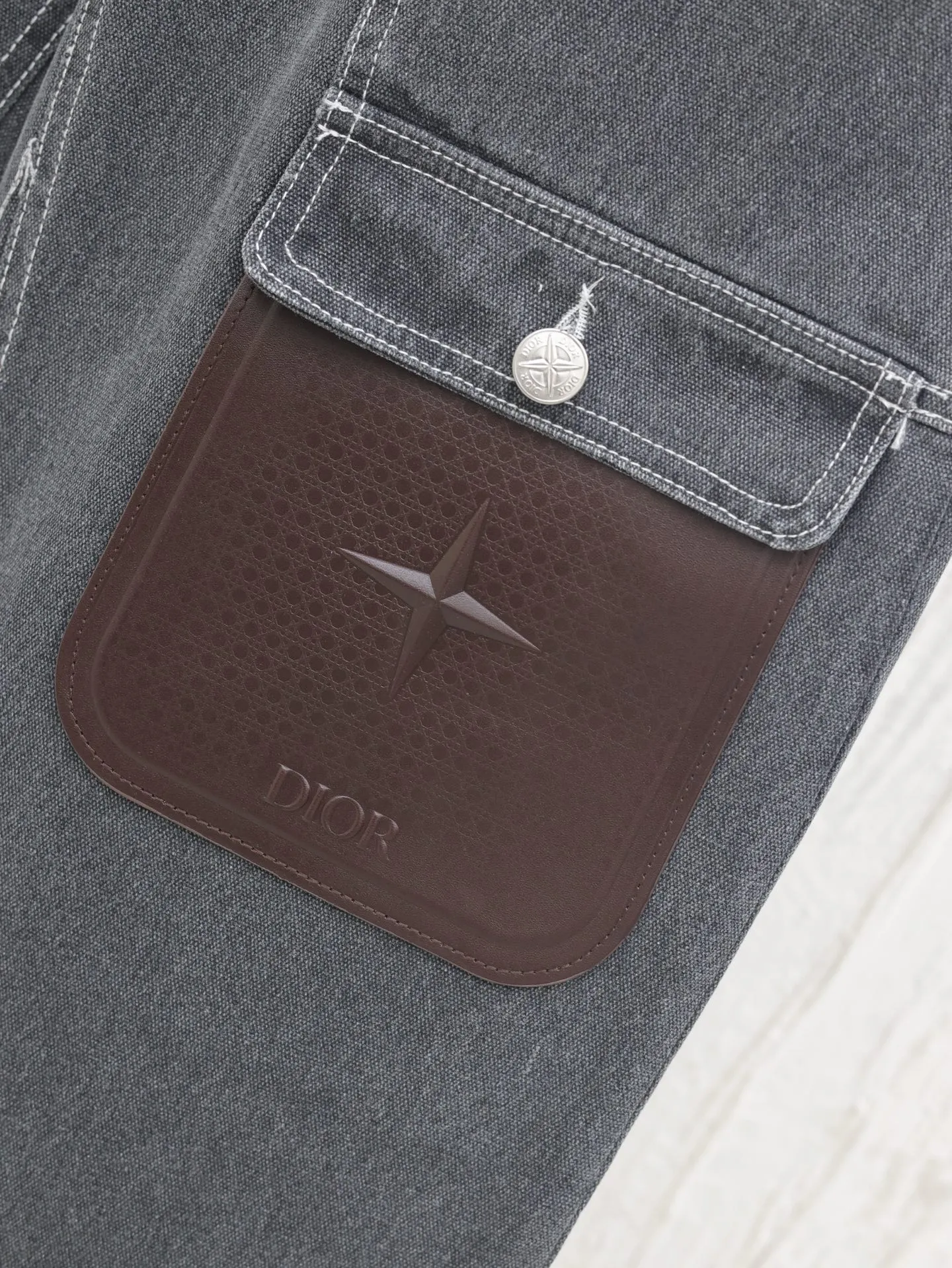 🅿️596 Dio* / Dior 25FW Dior co-branded Stone Island four-pocket canvas jeans trousers. Custom-woven denim fabric, soft and comfortable texture, original washed and faded, loose fit, original molded hardware buttons, complete three-label accessories Size: S/M/L/XL