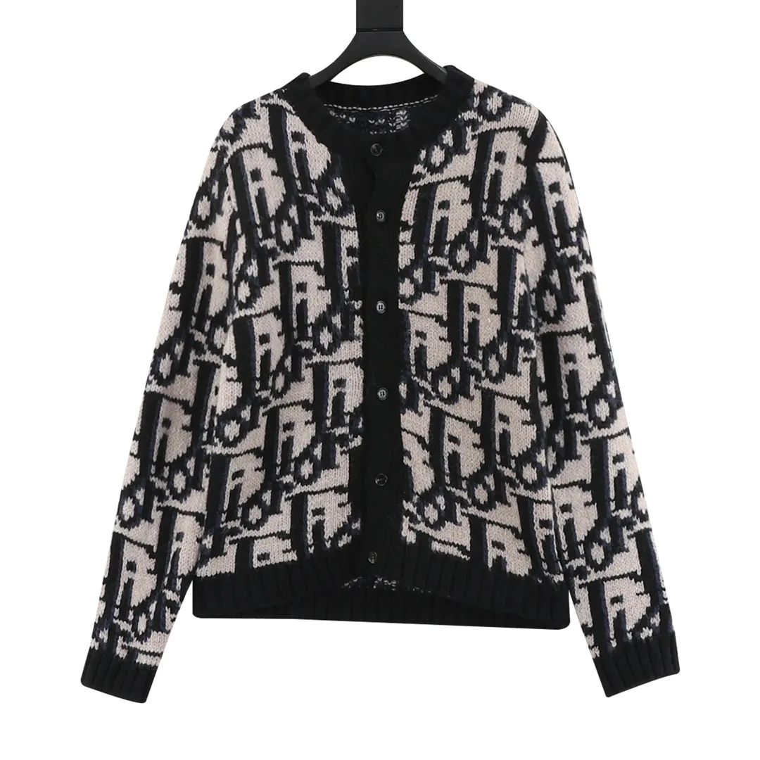 🅿️660 Dior/Dior all-print seahorse hair cardigan. Made of mohair and wool blended material. The upper body really doesn’t need to be too high-end. The same style for men and women can be casually relaxed and high-end. Although it is a full-logo style, it still has a relatively low-key sense of luxury~ Size: S-XL