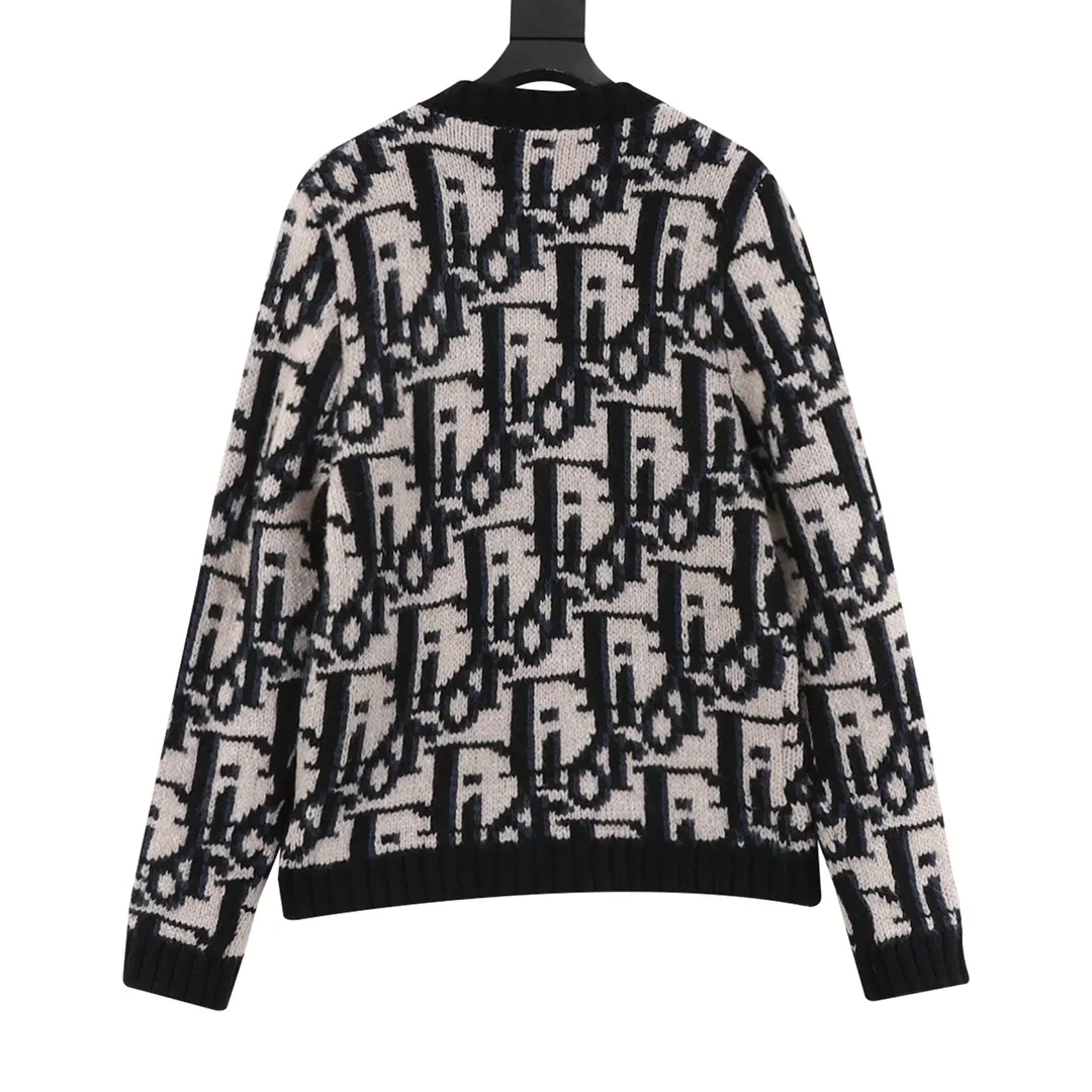 🅿️660 Dior/Dior all-print seahorse hair cardigan. Made of mohair and wool blended material. The upper body really doesn’t need to be too high-end. The same style for men and women can be casually relaxed and high-end. Although it is a full-logo style, it still has a relatively low-key sense of luxury~ Size: S-XL