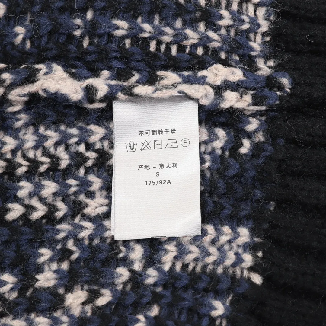 🅿️660 Dior/Dior all-print seahorse hair cardigan. Made of mohair and wool blended material. The upper body really doesn’t need to be too high-end. The same style for men and women can be casually relaxed and high-end. Although it is a full-logo style, it still has a relatively low-key sense of luxury~ Size: S-XL