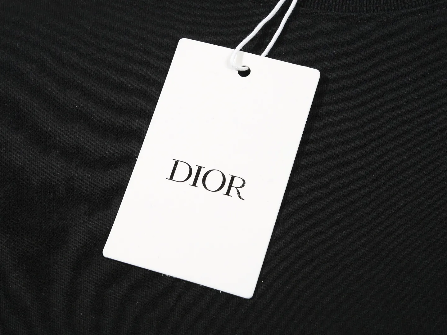 🅿️170 DIOR Dior new embroidered letters‼ ️Short-sleeved T-shirt® *Customized 280g cotton fabric, the fabric is soft, skin-friendly and comfortable *Laminated letter logo on the front *A very simple and elegant one that is unparalleled in terms of upper body comfort, interpreting your luxury and taste, and creating your fashionable charm. ⚠️Washing method: It is recommended to dry clean or wrap the reverse side in a laundry bag and machine wash it quickly in cold water and let it dry naturally! ⚠️ Unisex style 𝐂𝐎𝐋𝐎𝐔𝐑: White Black 𝐒𝐈𝐙𝐄: S-XL