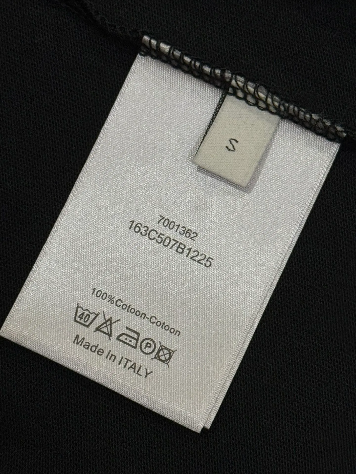 🅿️190 [Higher version] dior x stone island Dior x stone island joint embroidered short sleeves. The fabric is 32 counts, 280g, full of texture and soft to the touch. The process adopts imported machine embroidery technology. Advanced computer control system and precision mechanical components are used to realize the Dior Stone Island embroidery operation. High precision. The lines are smooth and delicate. The valley wave weaving process adjusts the knitting method of the front and rear continuous needle beds to create a horizontal convex effect on the surface of the knitted fabric. The fabric is washed and has a better hand feel. It is not easy to deform, shrink or fade. Maintain long-lasting beauty, complete with three standard styles for men and women. Color: black/white Size: S to xL