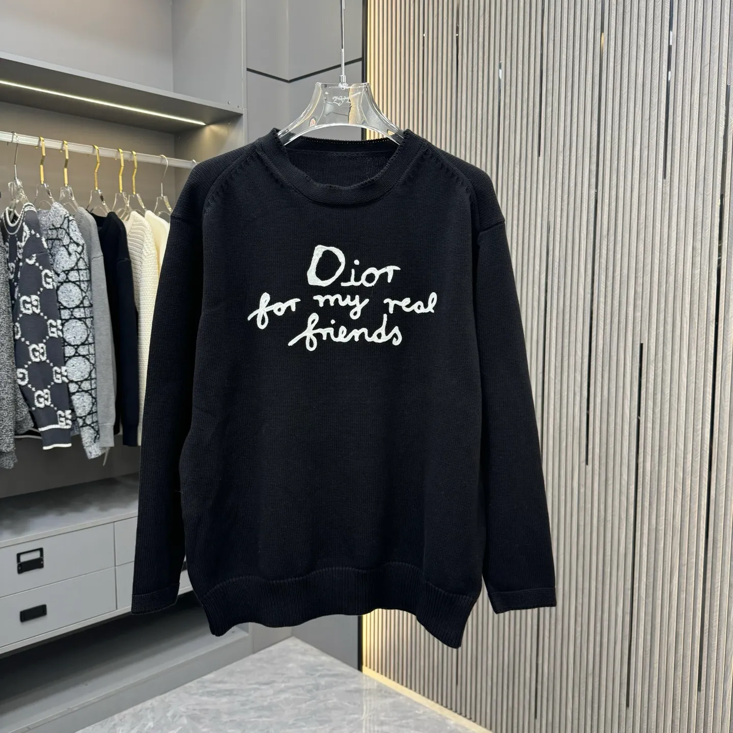 🅿️290 Dio 25FW crew neck sweater is made of top-grade cashmere yarn. The new autumn and winter Oblique jacquard knitted cashmere sweater adopts a double-sided wearable design and is made of high-quality cashmere material. After fine weaving process, it presents a soft and comfortable touch and excellent thermal insulation performance. The iconic Oblique jacquard pattern is perfectly presented through precision knitting technology. It can be worn on both sides, showing different style charms. The round neck design is simple and elegant, suitable for various matching occasions. Exquisite knitting technology ensures that the clothes are not easily deformed and remain crisp and long-lasting. The double-sided design concept reflects LV's perfect balance of practicality and fashion. Each sweater undergoes strict quality inspection to ensure that the quality meets the brand's consistently high standards. This knitted item combines warmth and style, making it an exquisite addition to your autumn and winter wardrobe. Size:S/M/L/XL