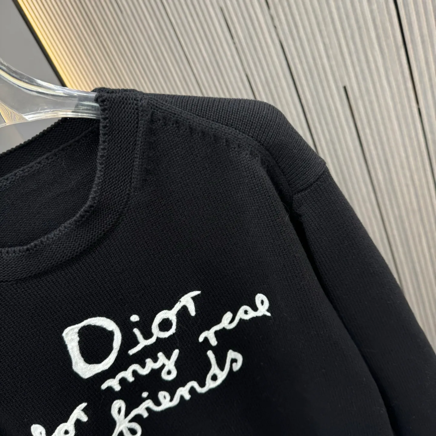 🅿️290 Dio 25FW crew neck sweater is made of top-grade cashmere yarn. The new autumn and winter Oblique jacquard knitted cashmere sweater adopts a double-sided wearable design and is made of high-quality cashmere material. After fine weaving process, it presents a soft and comfortable touch and excellent thermal insulation performance. The iconic Oblique jacquard pattern is perfectly presented through precision knitting technology. It can be worn on both sides, showing different style charms. The round neck design is simple and elegant, suitable for various matching occasions. Exquisite knitting technology ensures that the clothes are not easily deformed and remain crisp and long-lasting. The double-sided design concept reflects LV's perfect balance of practicality and fashion. Each sweater undergoes strict quality inspection to ensure that the quality meets the brand's consistently high standards. This knitted item combines warmth and style, making it an exquisite addition to your autumn and winter wardrobe. Size:S/M/L/XL