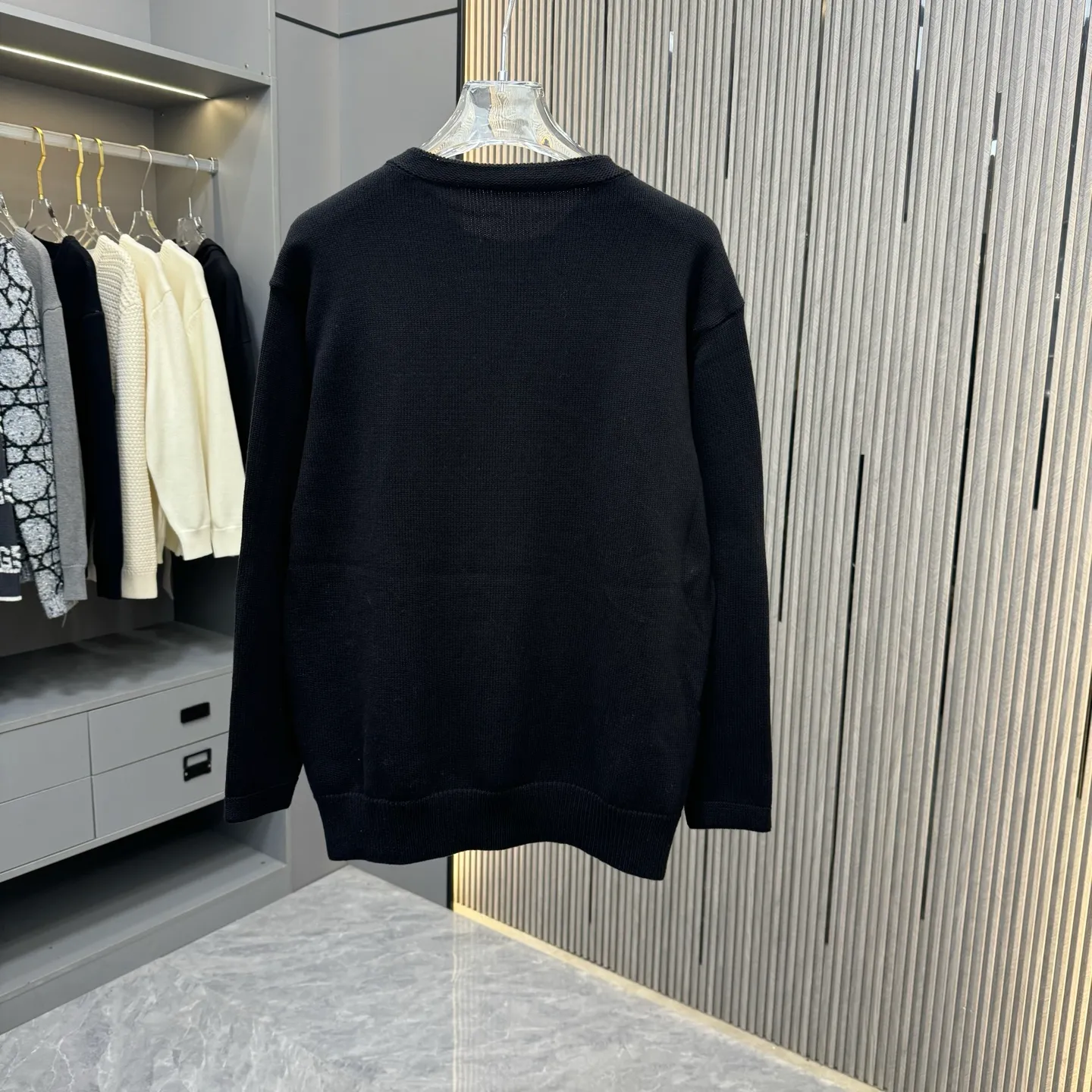 🅿️290 Dio 25FW crew neck sweater is made of top-grade cashmere yarn. The new autumn and winter Oblique jacquard knitted cashmere sweater adopts a double-sided wearable design and is made of high-quality cashmere material. After fine weaving process, it presents a soft and comfortable touch and excellent thermal insulation performance. The iconic Oblique jacquard pattern is perfectly presented through precision knitting technology. It can be worn on both sides, showing different style charms. The round neck design is simple and elegant, suitable for various matching occasions. Exquisite knitting technology ensures that the clothes are not easily deformed and remain crisp and long-lasting. The double-sided design concept reflects LV's perfect balance of practicality and fashion. Each sweater undergoes strict quality inspection to ensure that the quality meets the brand's consistently high standards. This knitted item combines warmth and style, making it an exquisite addition to your autumn and winter wardrobe. Size:S/M/L/XL