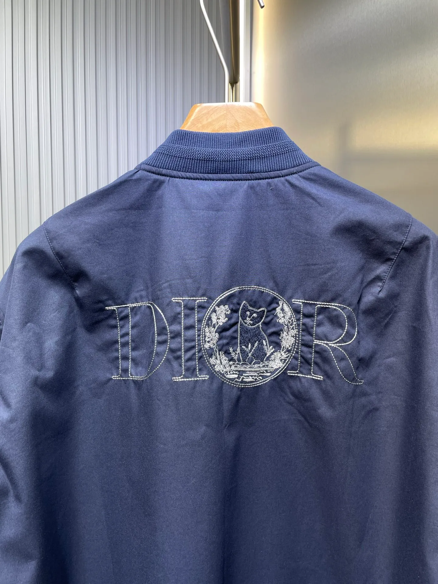 🅿️620 Dior🌟【Top Replica】Bomber Jacket Navy Blue Cotton Blend Fabric This bomber jacket displays the di0r for my real friends logo from the di0r and hylton nel collaboration. Crafted from navy cotton-blend in a comfortable fit with ribbed trim and welt pockets, it's embroidered with the collection's signature on the front and back. Wear it with a variety of everyday outfits. Embroidered di0r and hylton nel on the front and back Side welt pockets Two-way zip closure with di0r logo engraved zipper pull Ribbed collar, hem and cuffs 75% cotton 25% nylon Except for trim lining 100% cupro embroidered acrylic viscose Sheep wool filling 100% polyester Made in Italy Sizes: 46 48 50 52