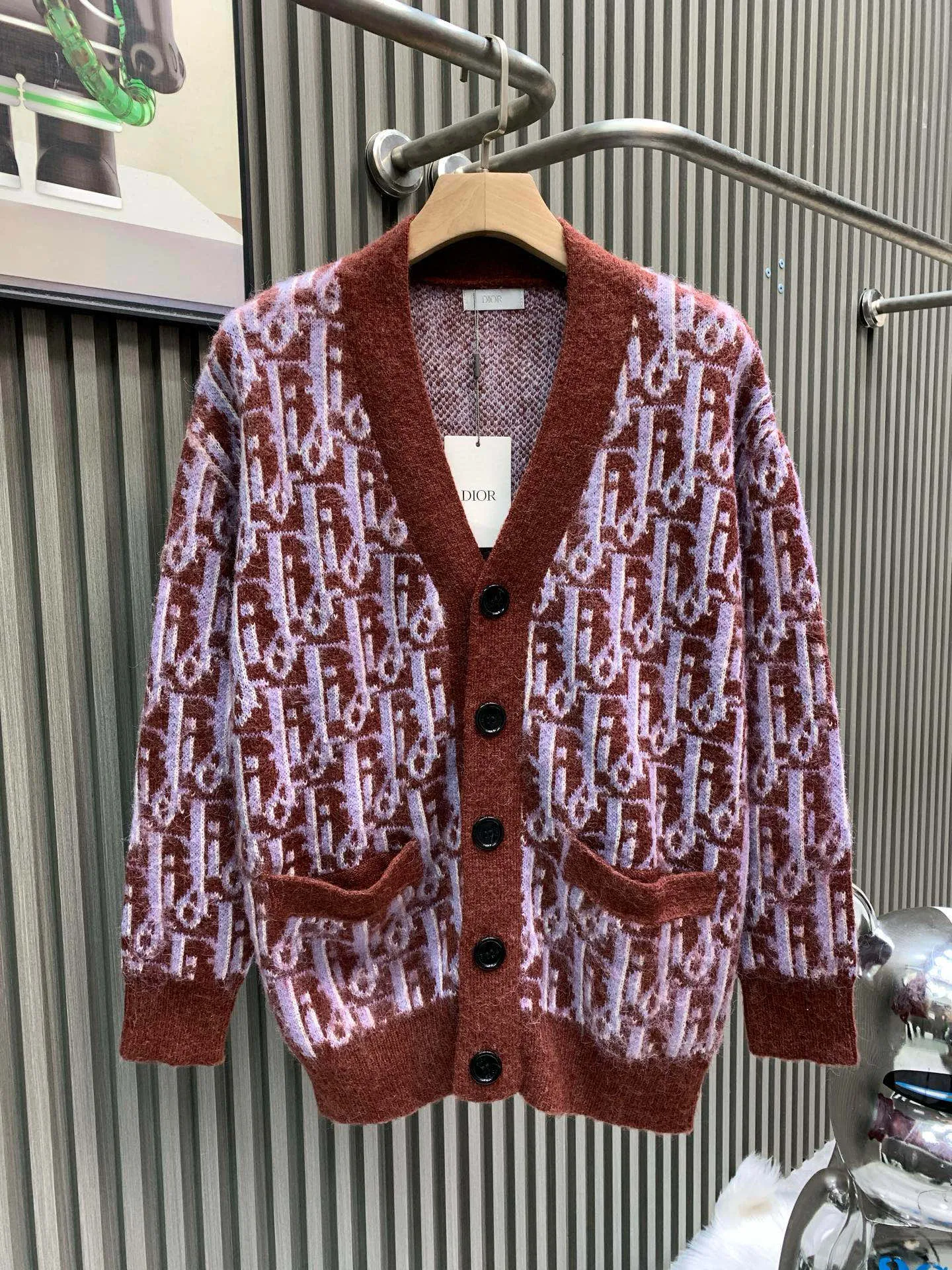 🅿️390 🀄️ DIOR Dior 2025 new autumn and winter new full-print cardigan sweater, mohair wool blended wool, solid feel, multiple adjustments to pattern position and color, no overall color difference, advanced customization, full of urban style, soft and delicate. Men's wardrobe is indispensable with the basics. Girls are super fairy. It embodies a sense of luxury while still being sweet and white. It can be used to match various clothing anytime and anywhere to meet your daily life needs. The design is very simple